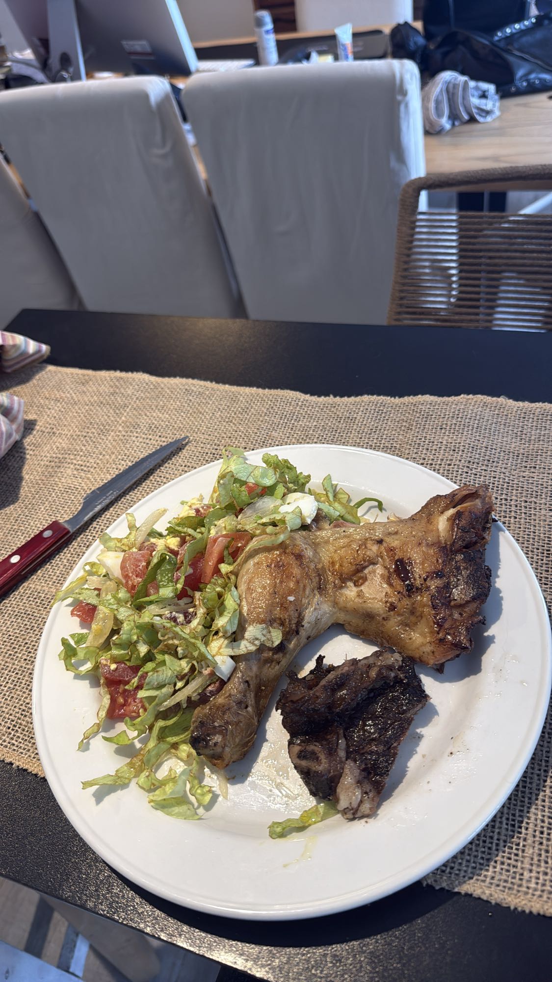 pollo asado con ensalada