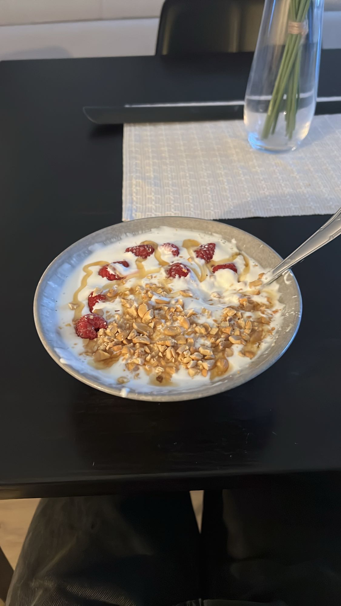 Naturell kvarg från Arla med hallon, honung och nötter