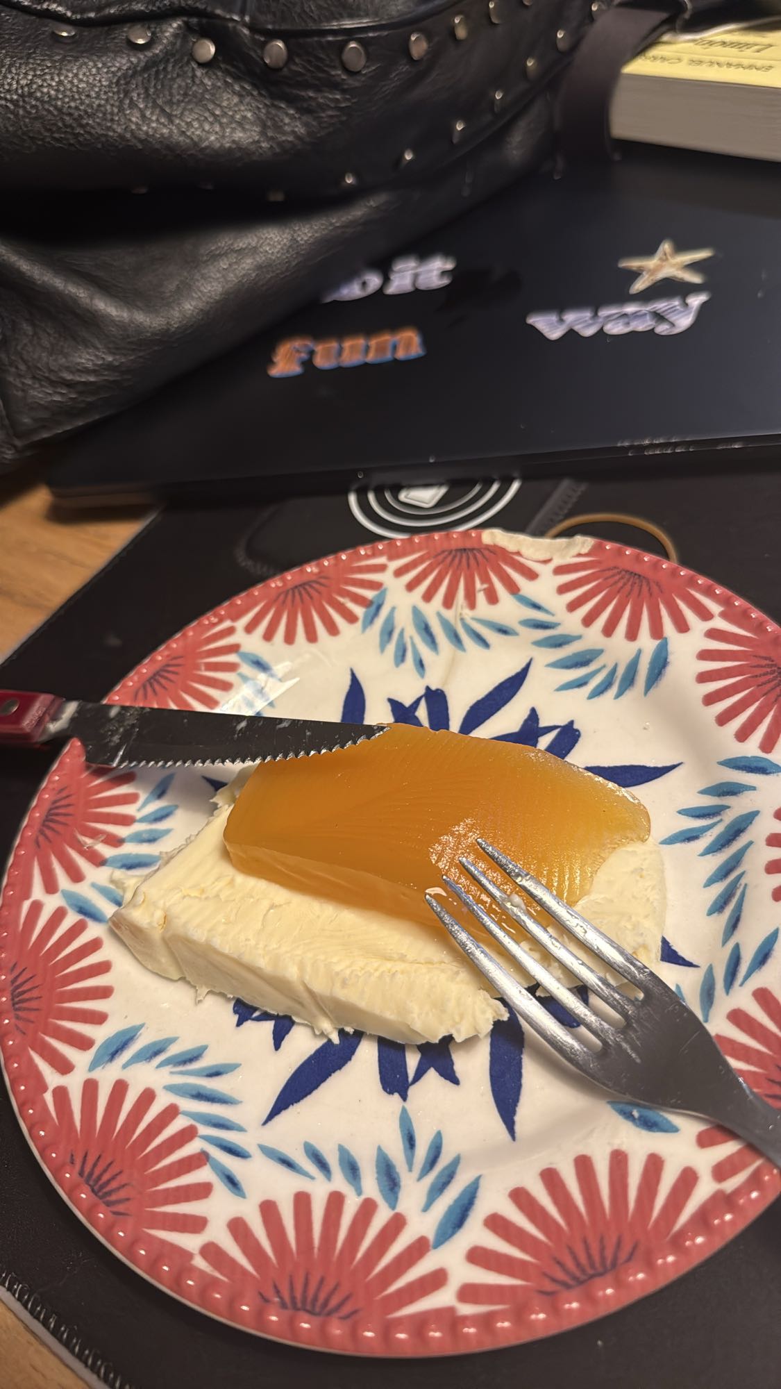 porción de queso fresco con dulce de calabaza