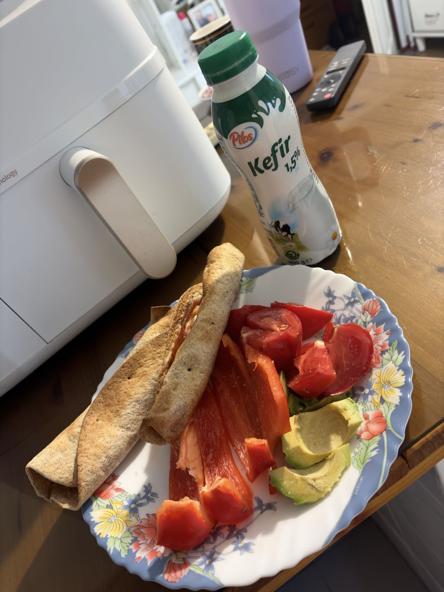 Lipii proteice cu prosciutto, mozzarella light, avocado si kefir