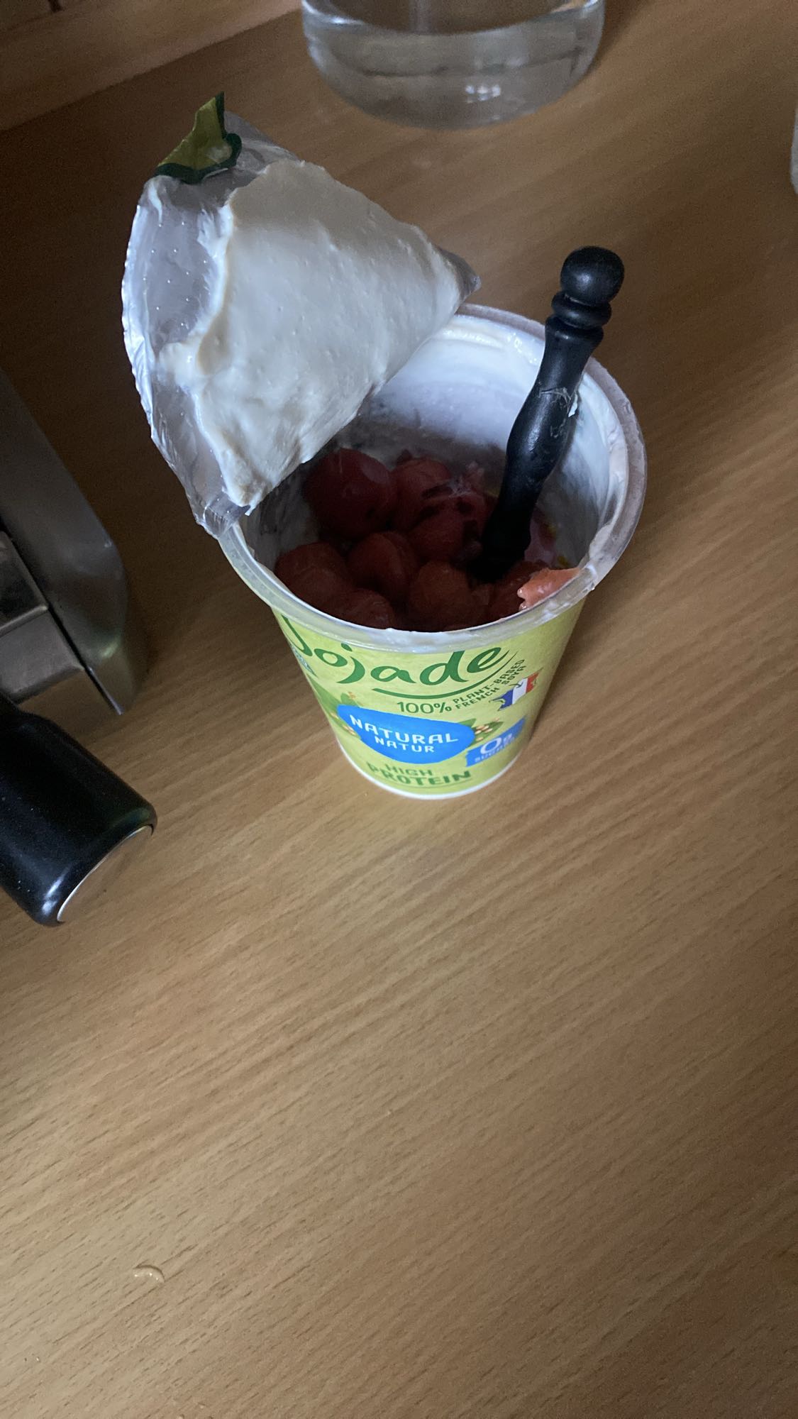 jogurt z wiśniami