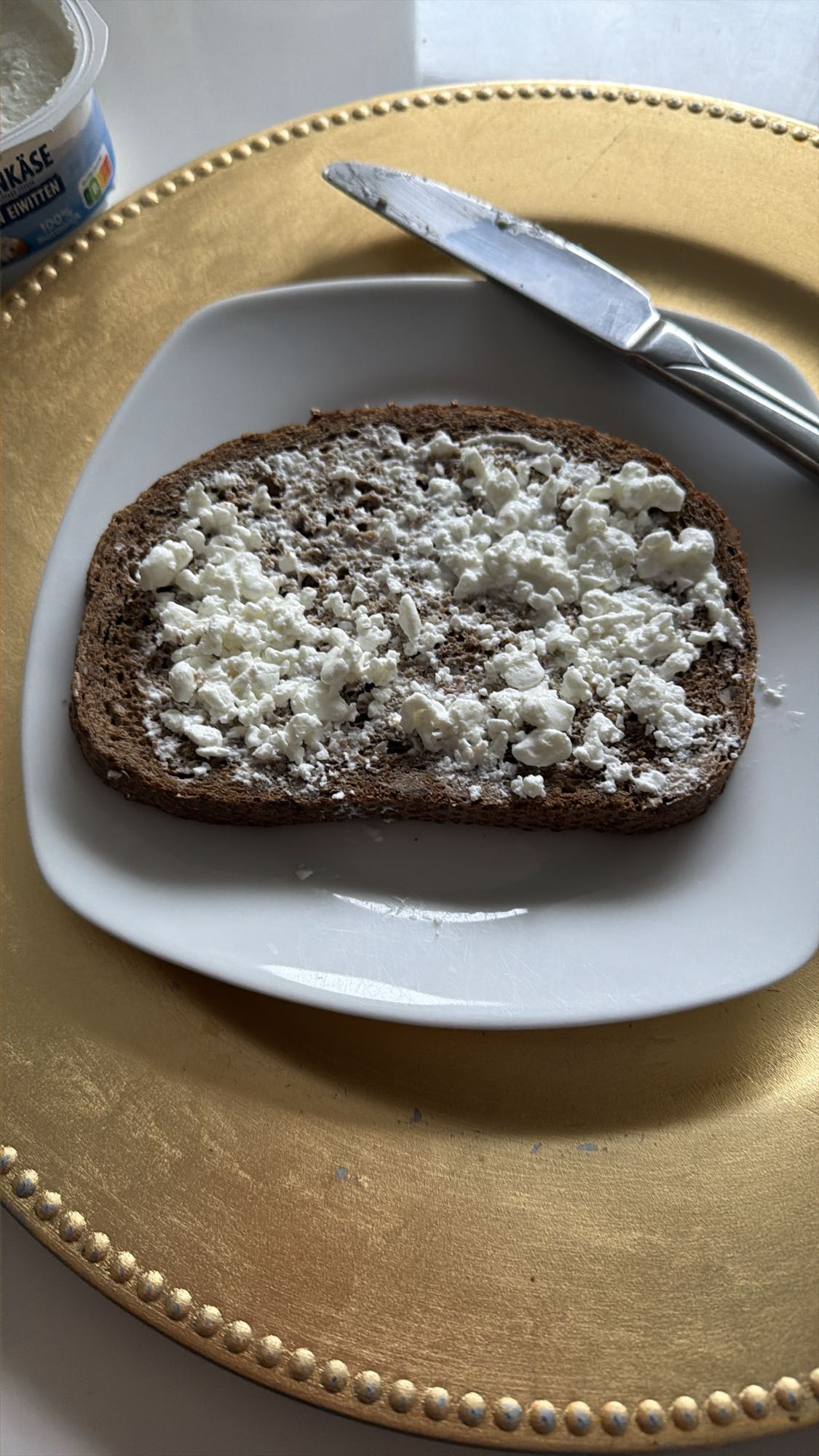 Roggebrood met hüttenkäse