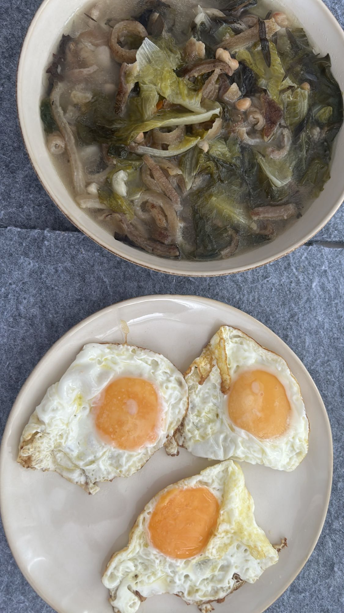 huevos fritos con sopa