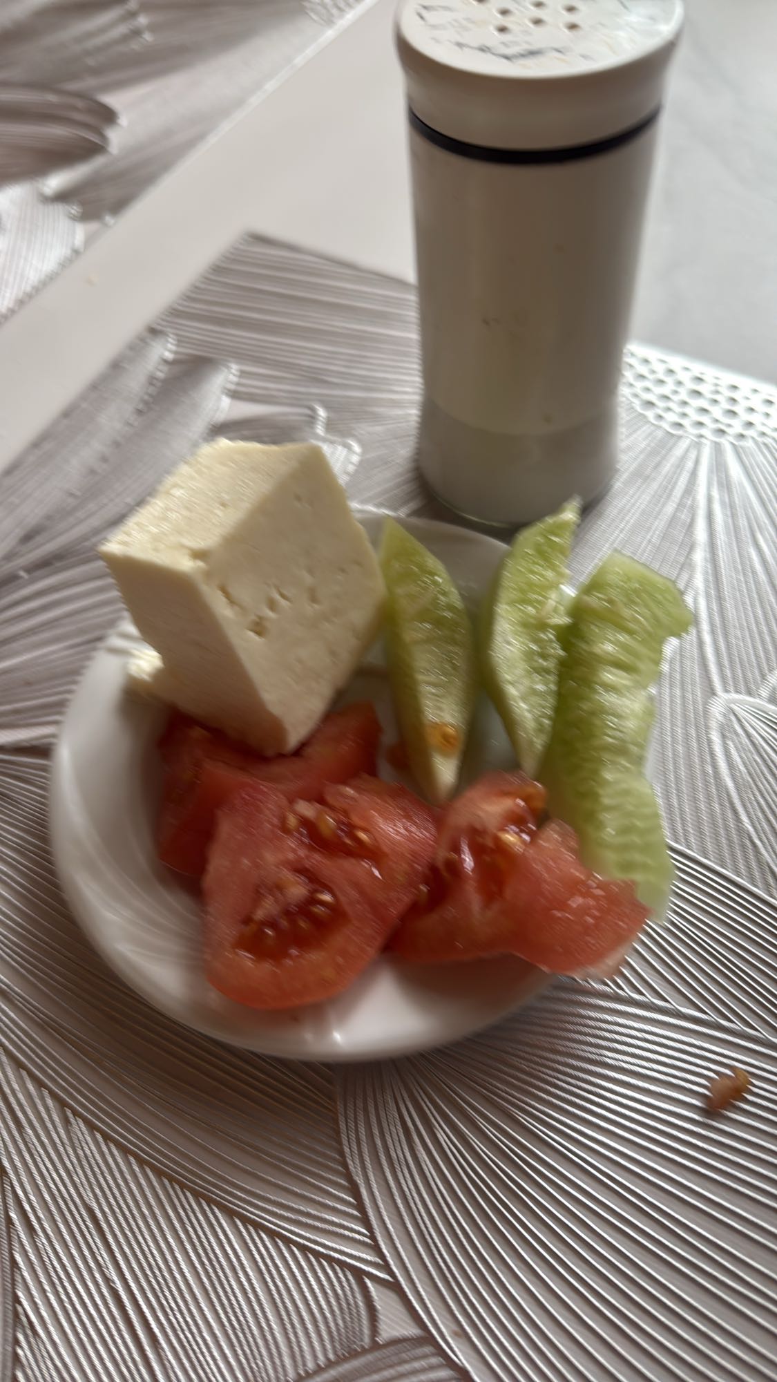 Branza cu rosii si castraveti