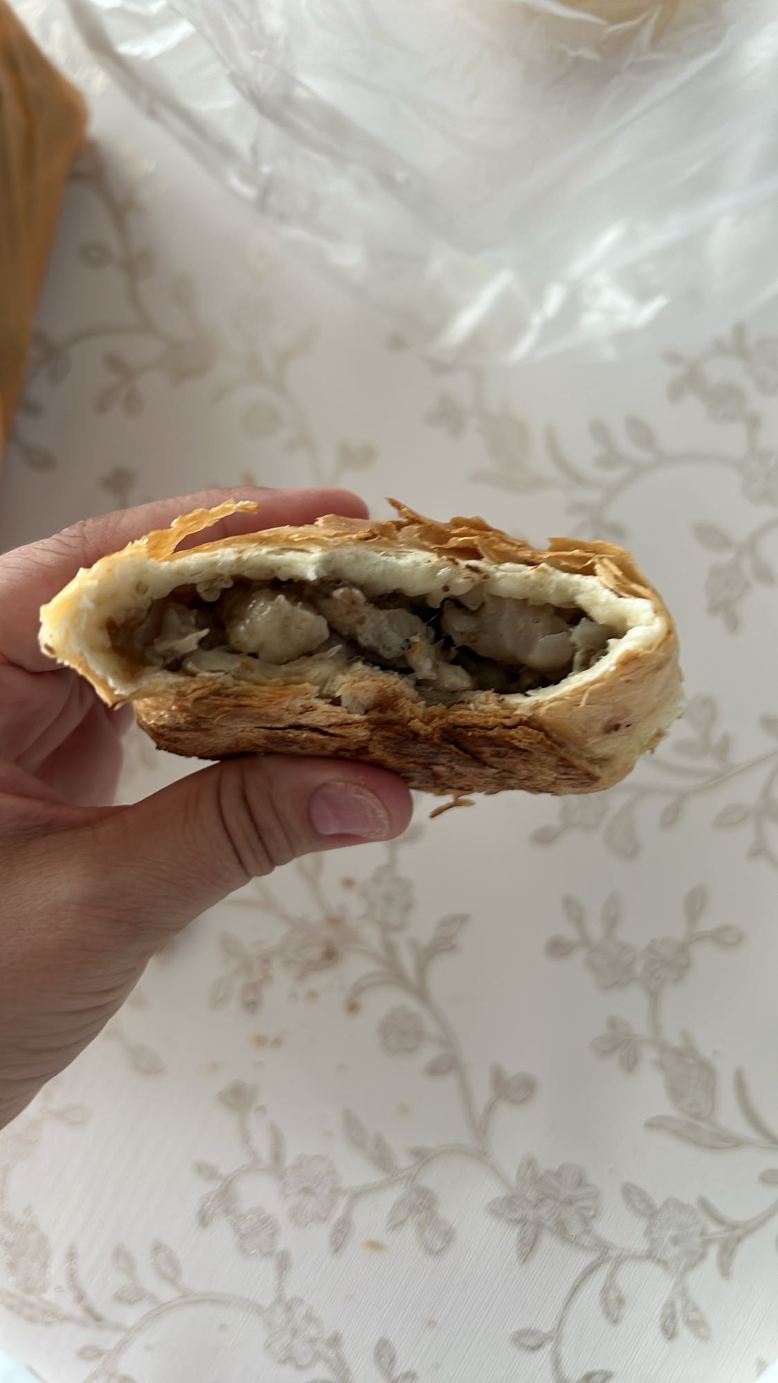 Слоеный пирожок с курицей