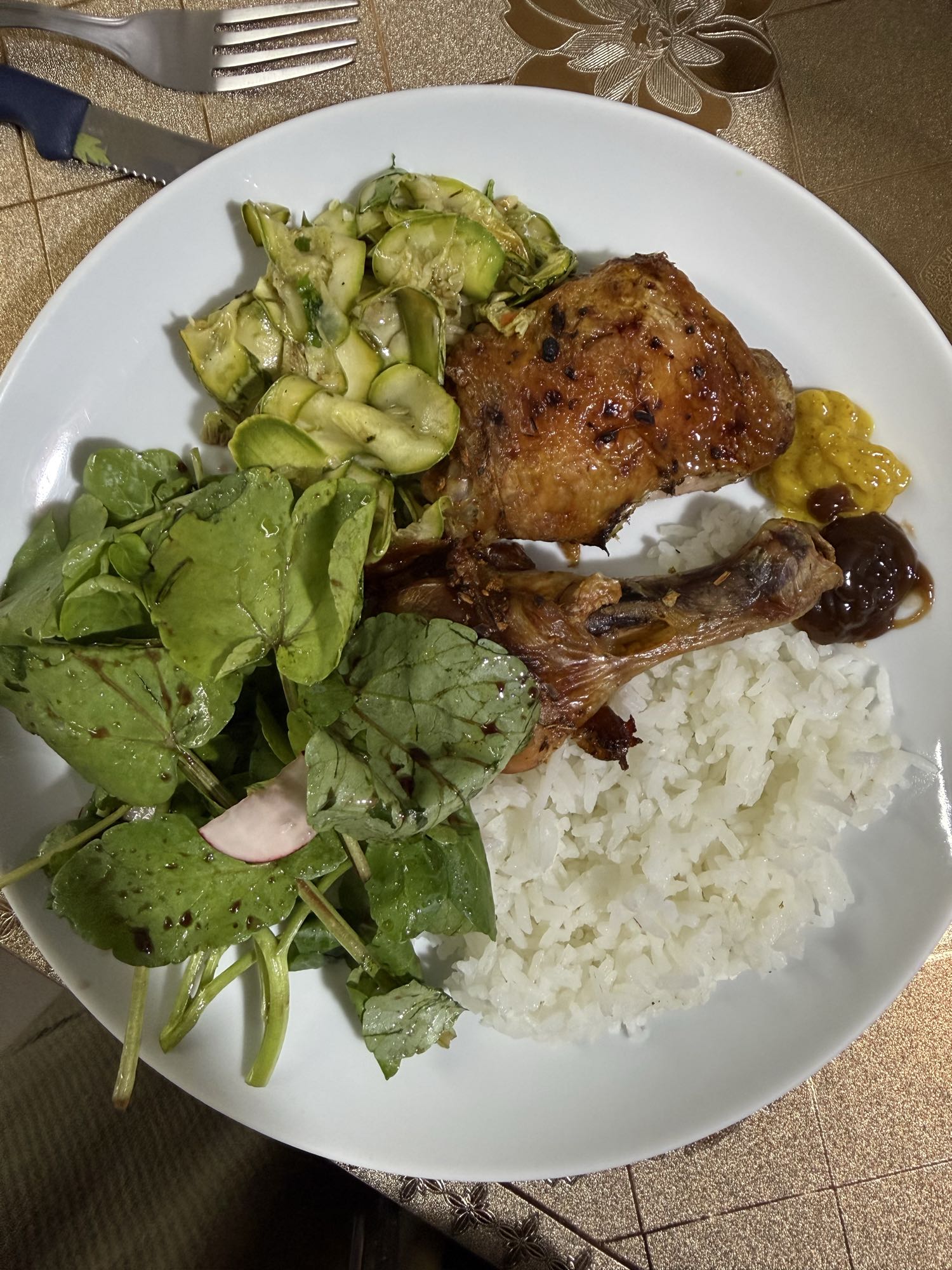 Frango com arroz e salada