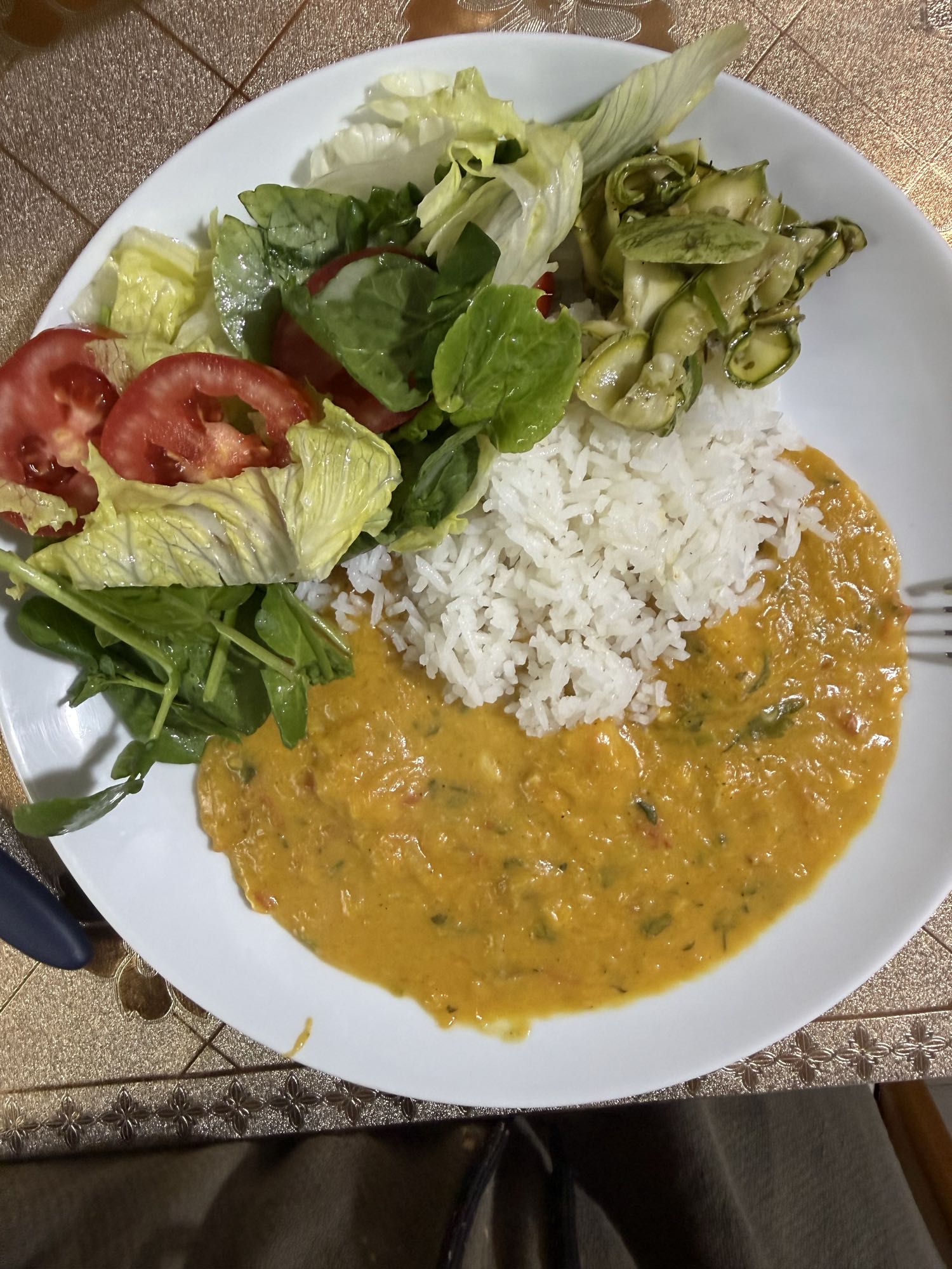 Arroz com salada e molho