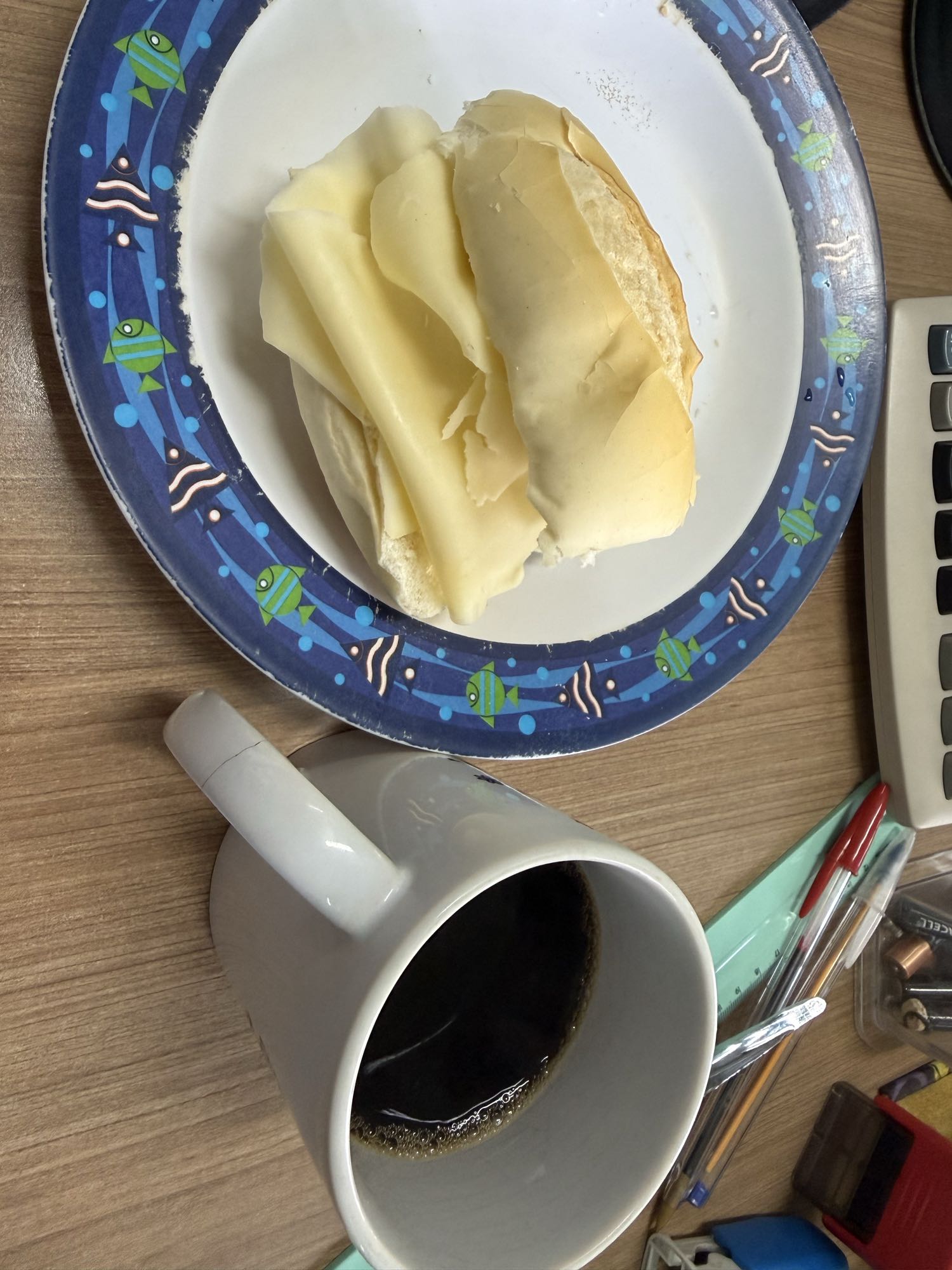 Pão com queijo e café