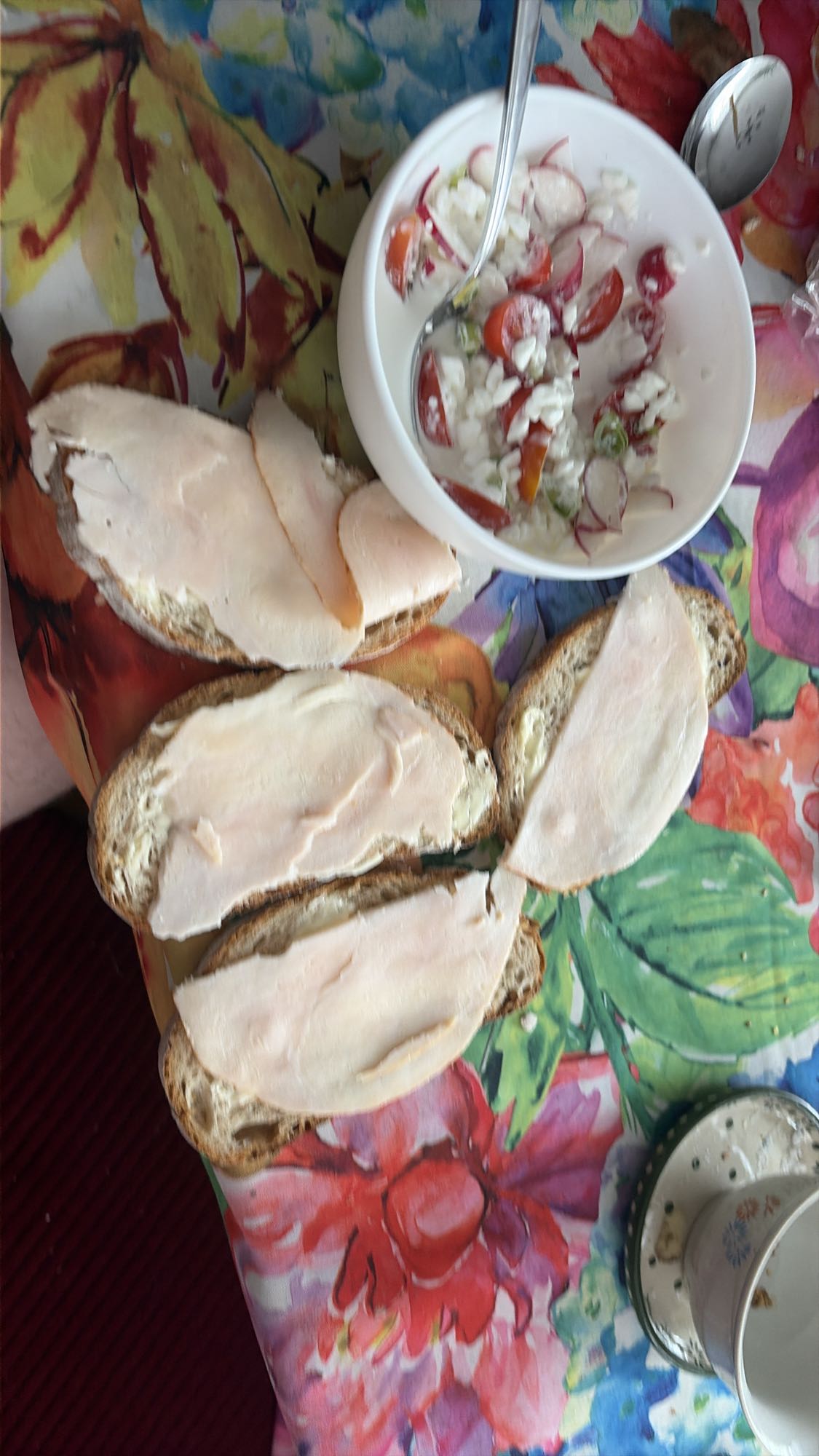 Kanapki z indykiem i sałatką