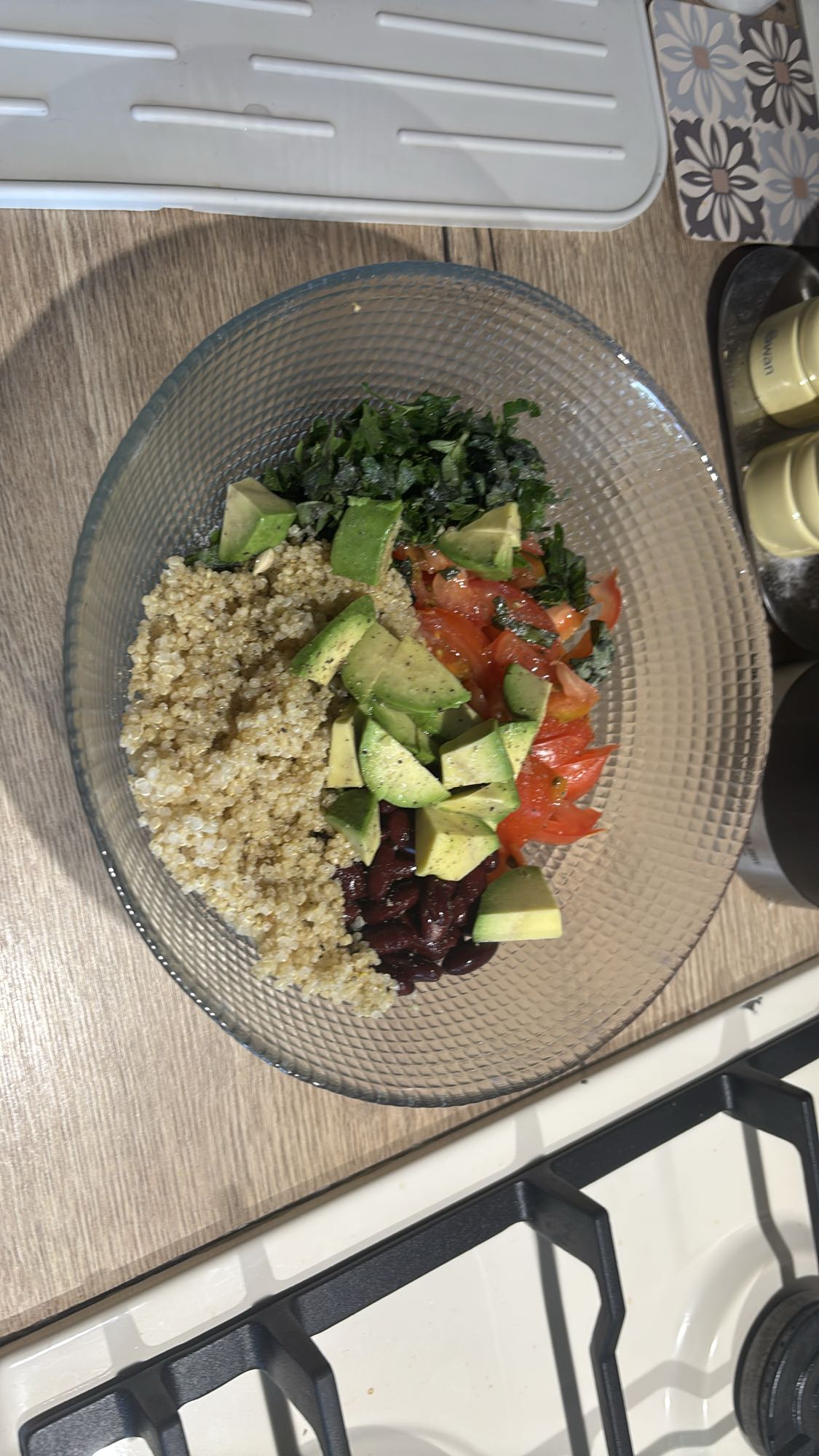 Bol cu quinoa si avocado
