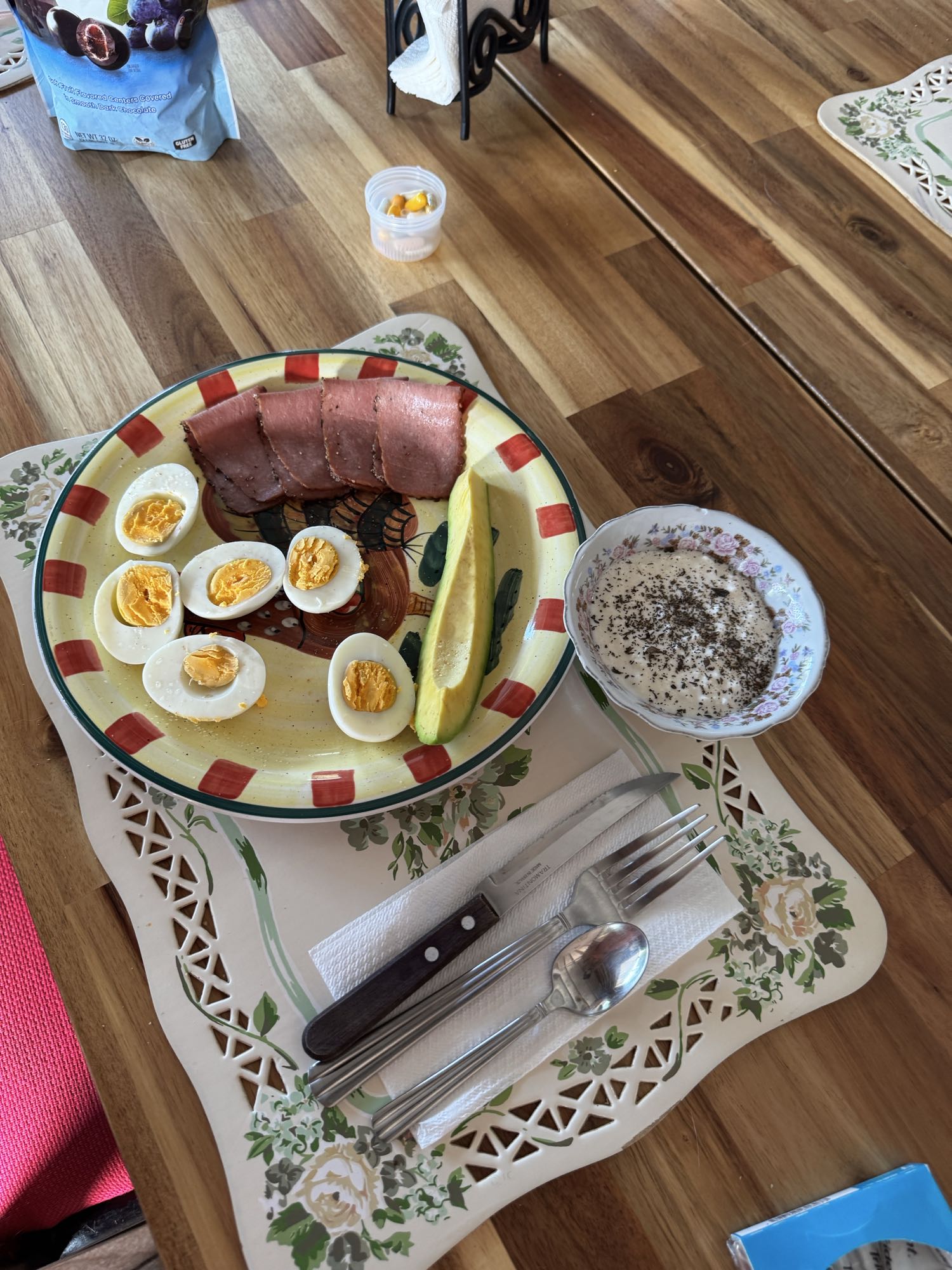 huevos con jamón y aguacate