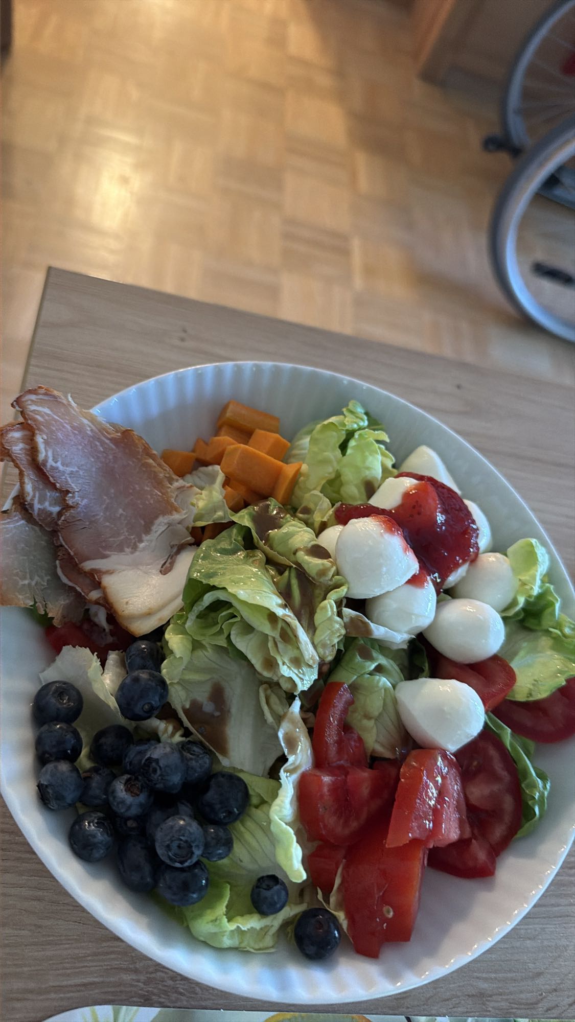 Salat mit Mozzarella