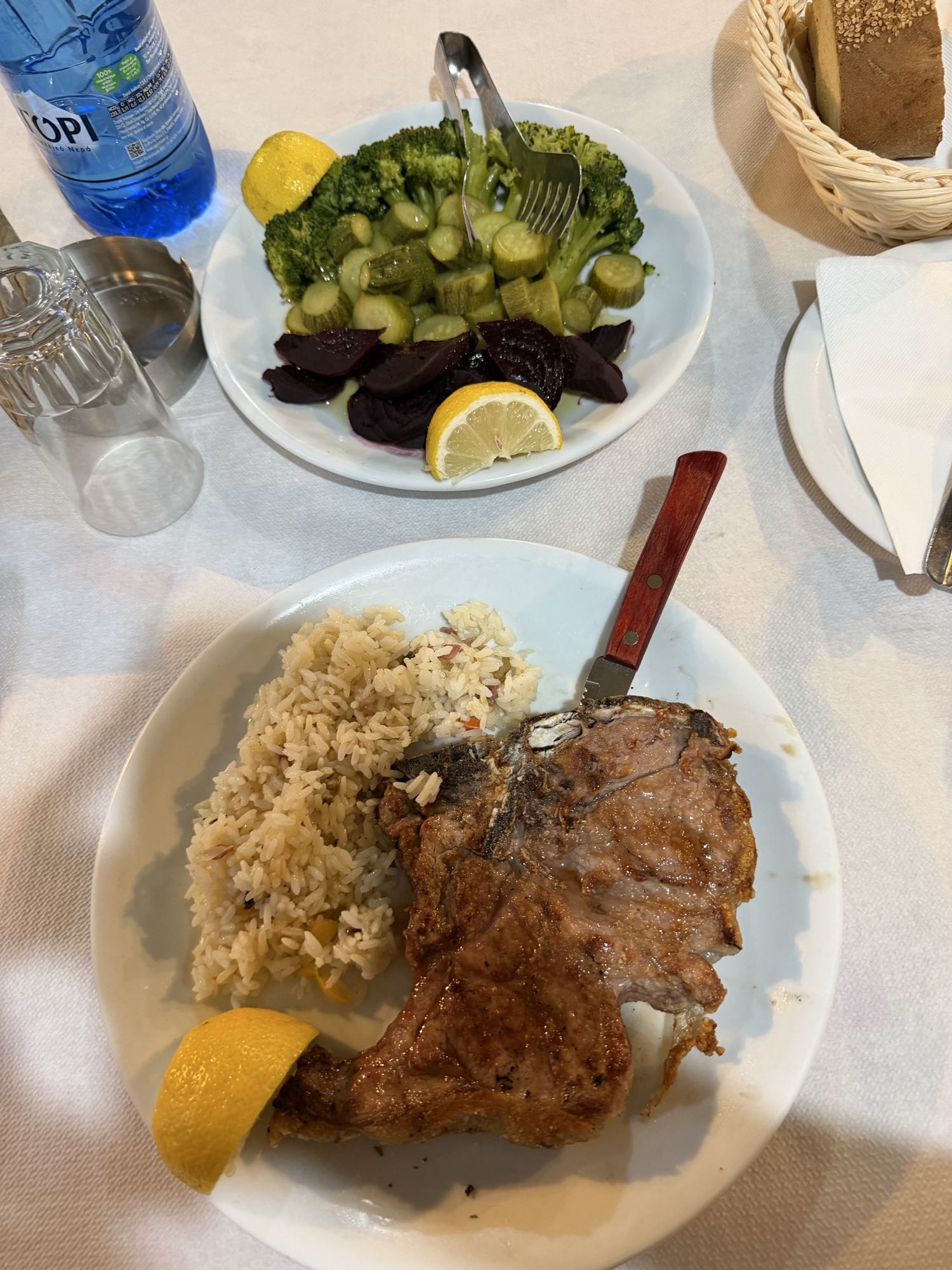 Costoletta di vitello con riso e verdure