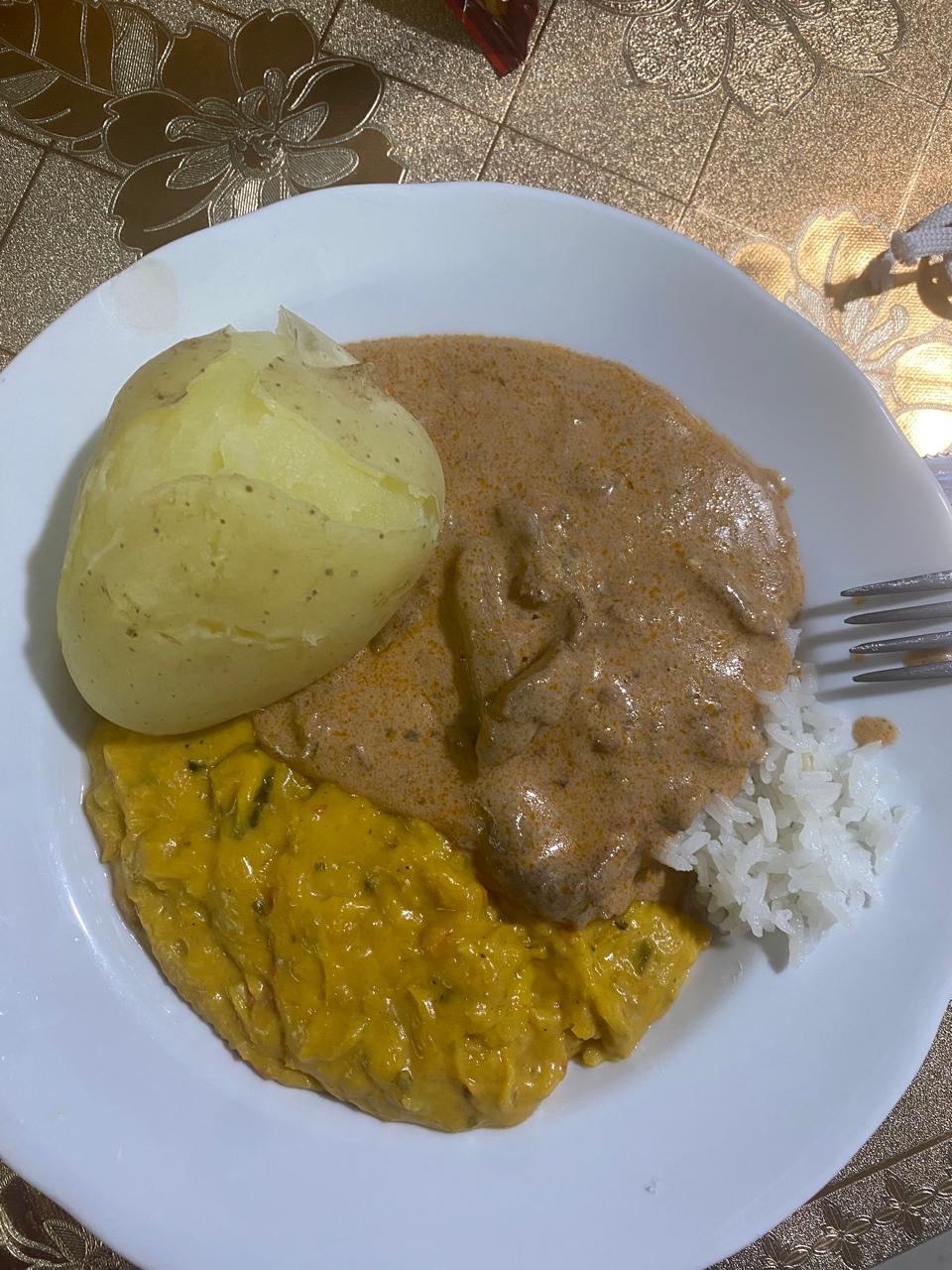 Arroz com carne e batata
