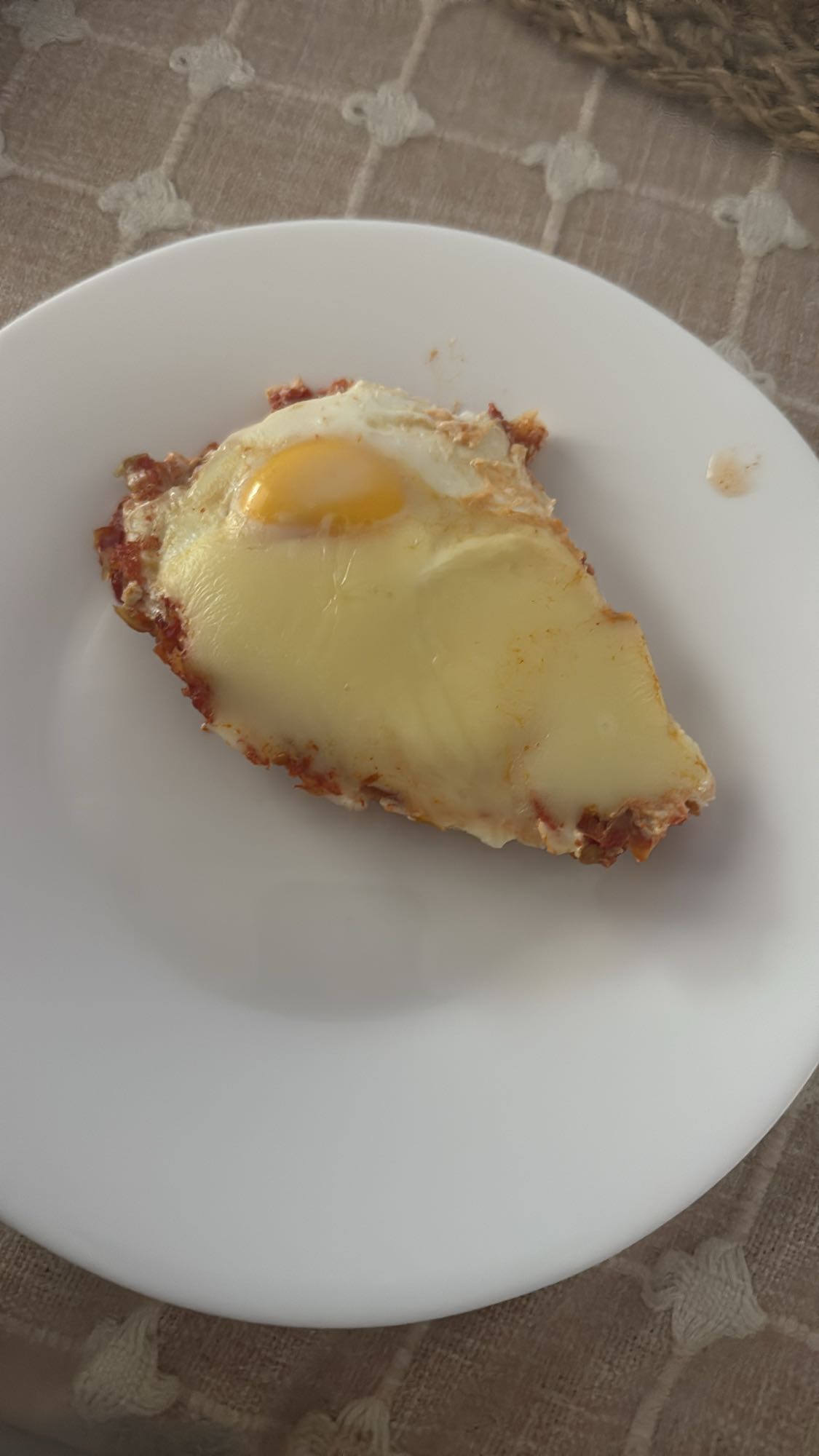 Яйцо с сыром и томатом
