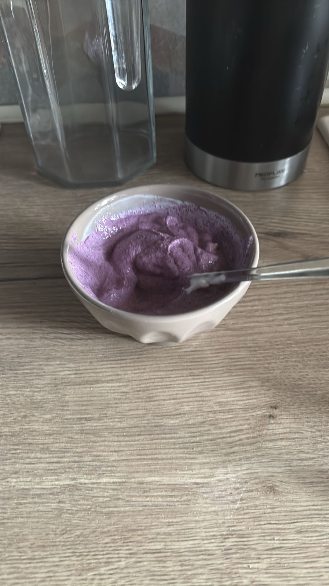 Smoothie bowl cu iaurt grecesc, pudră proteică și nuci