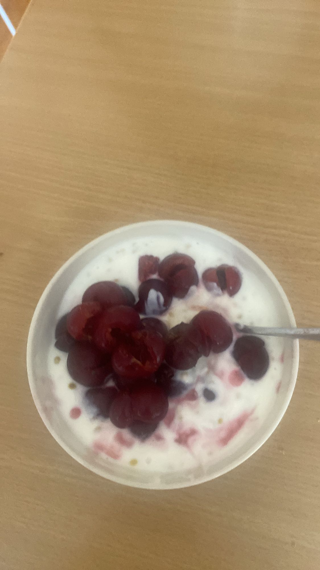 Jogurt z wiśniami