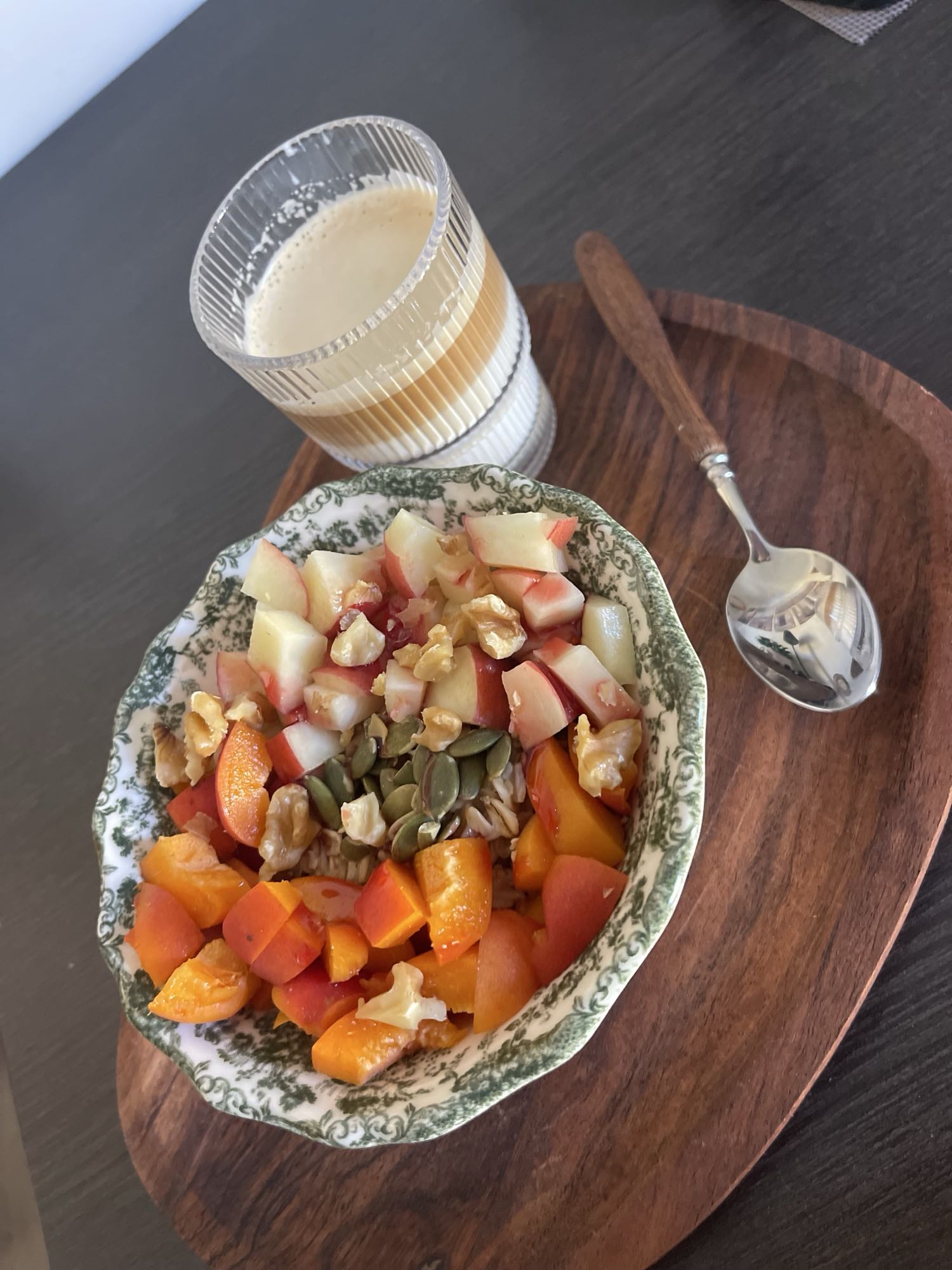 Овсяная каша с фруктами, семенами, орехами и капучино