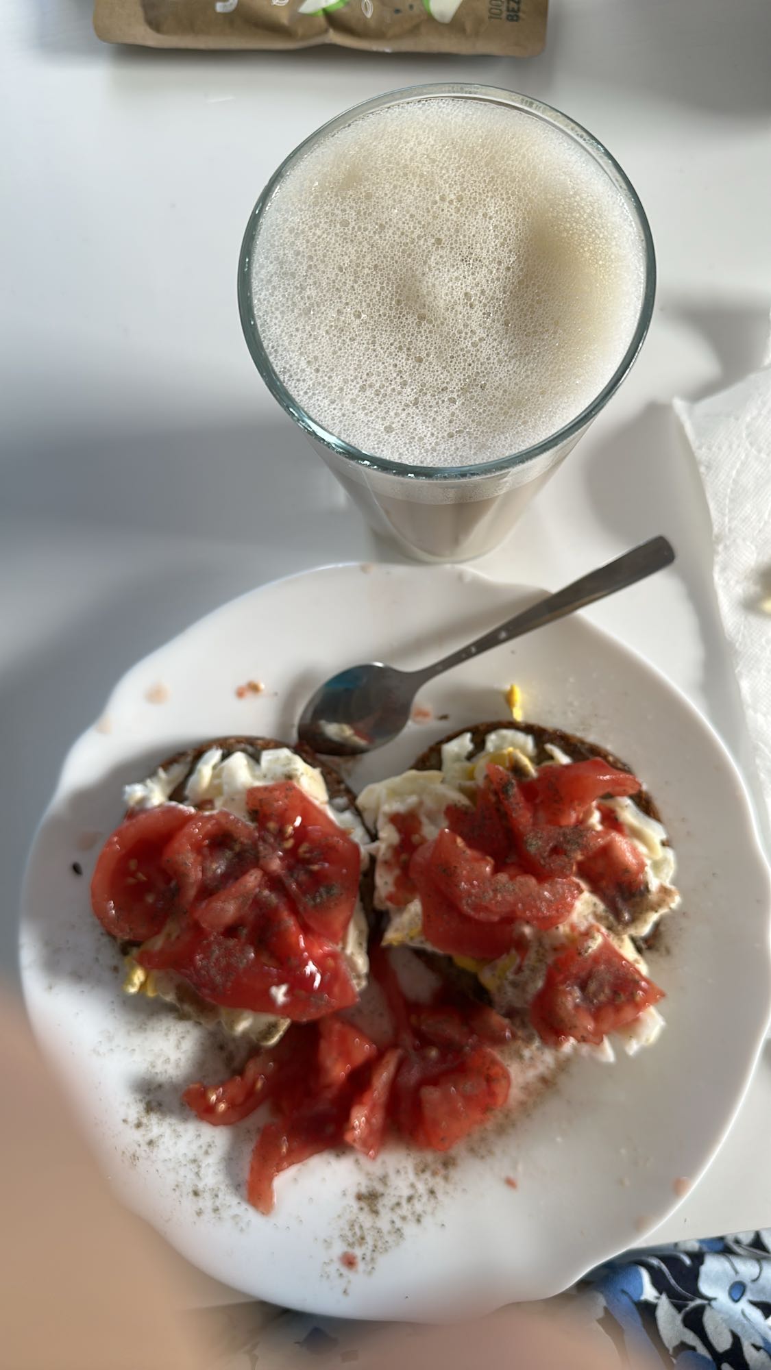 Kanapki z jajkiem i latte