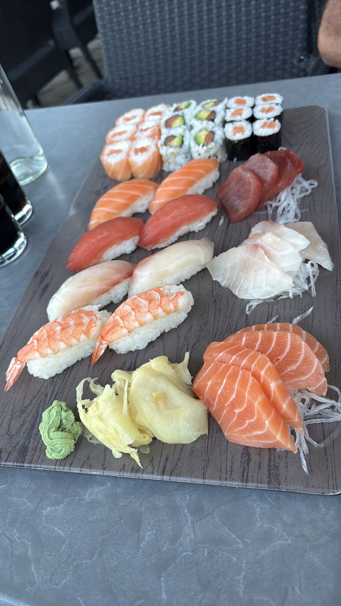 Plateau de sushi varié