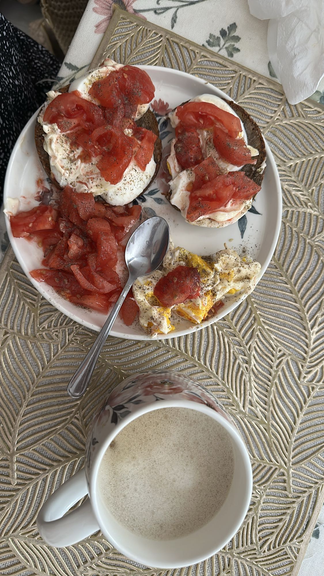 Jajka z pomidorem na chlebie