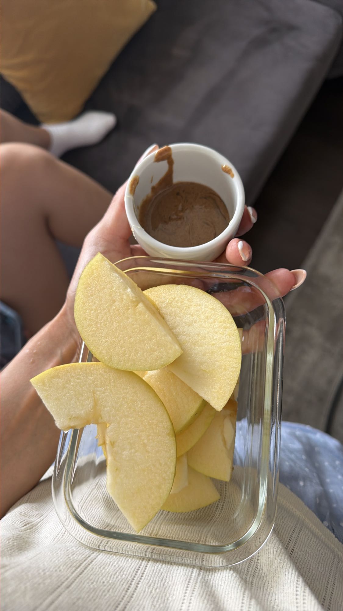 Яблоко с арахисовой пастой