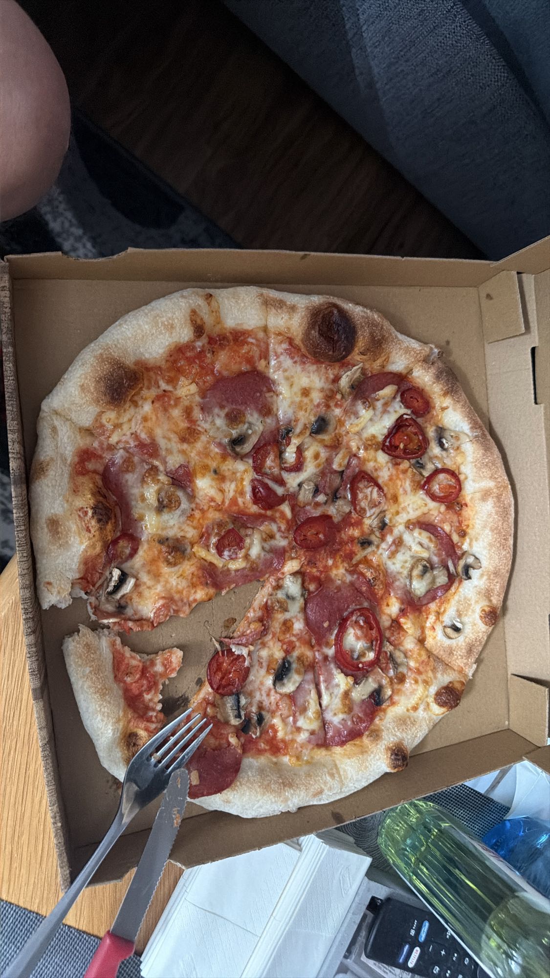 Salami-Pizza mit Pilzen