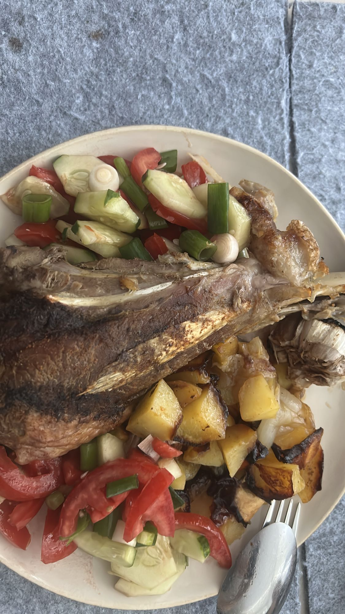 cordero asado con ensalada