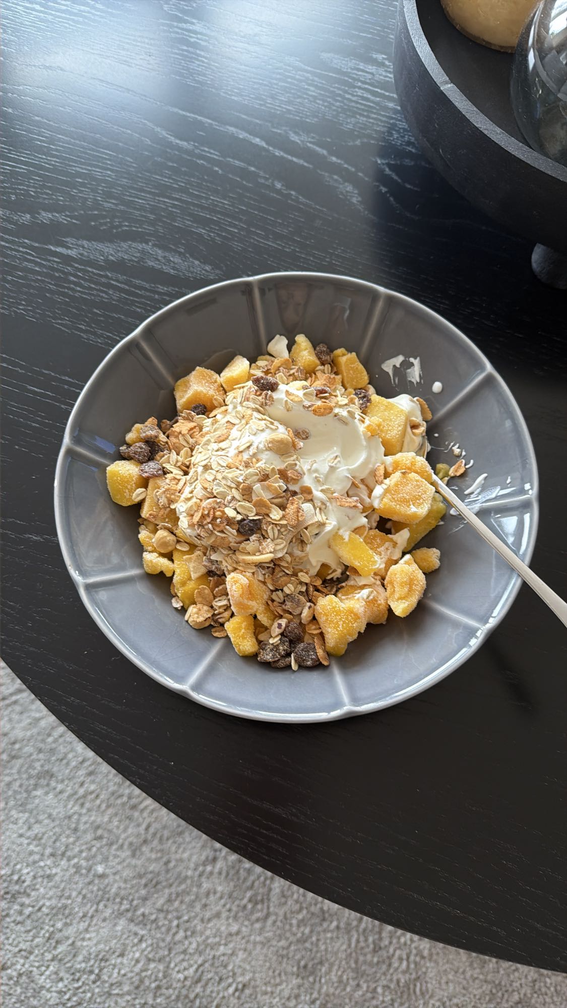 Yoghurt med müsli och mango