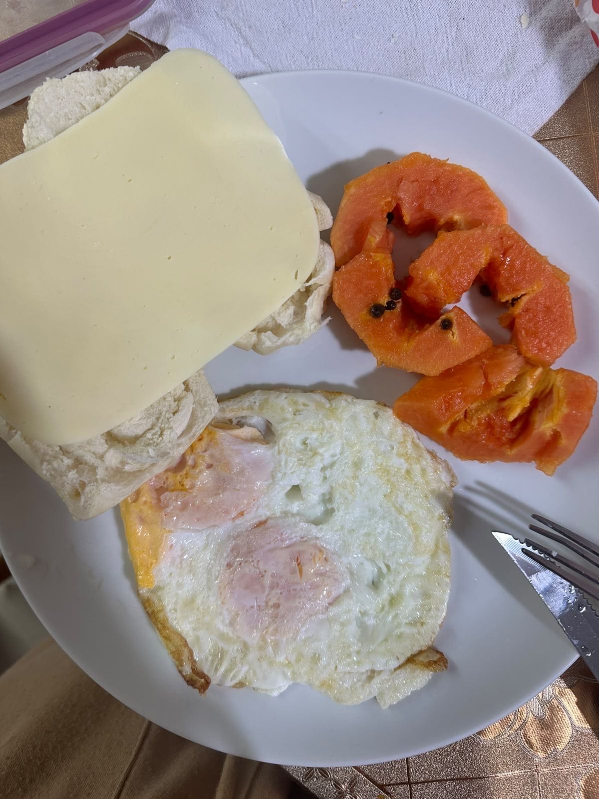 pão com queijo e ovo