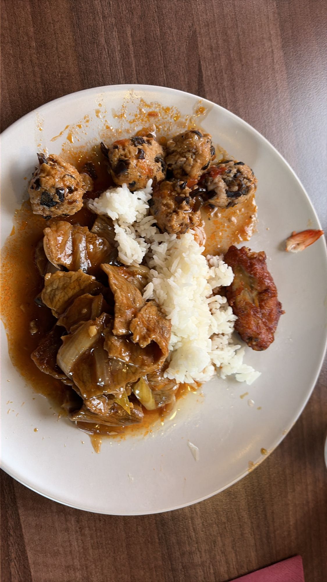 Ris med kött och bollar