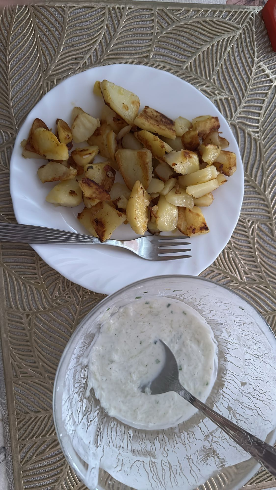 Pieczone ziemniaki z sosem
