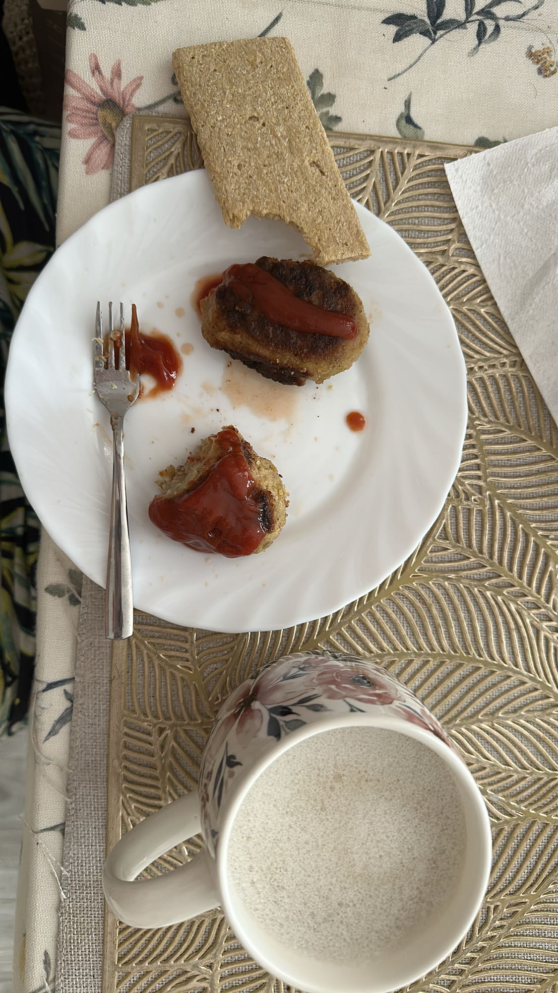 Kotlet z pieczywem i kawą