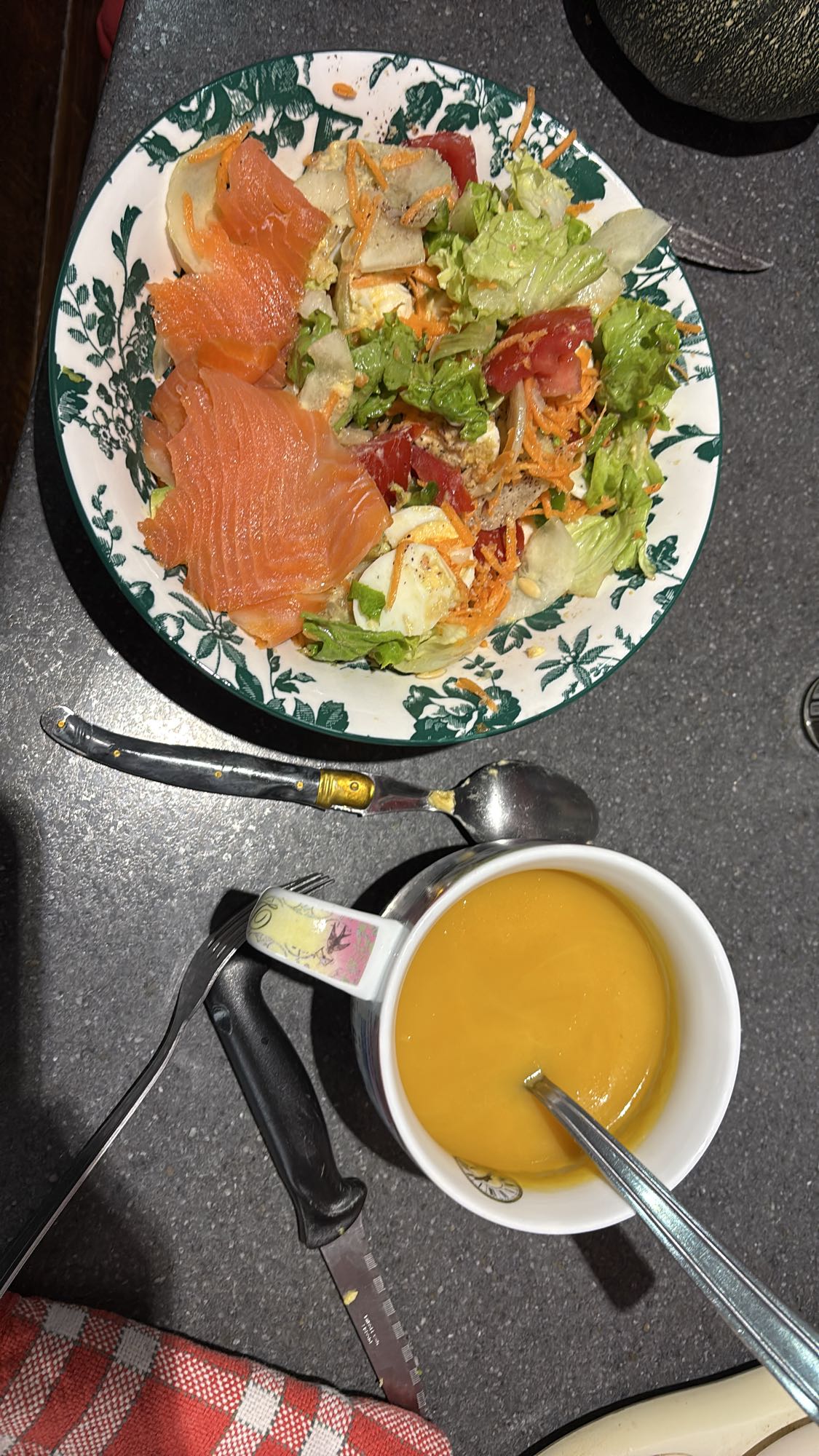 Salade saumon, mozzarella, avocat et soupe