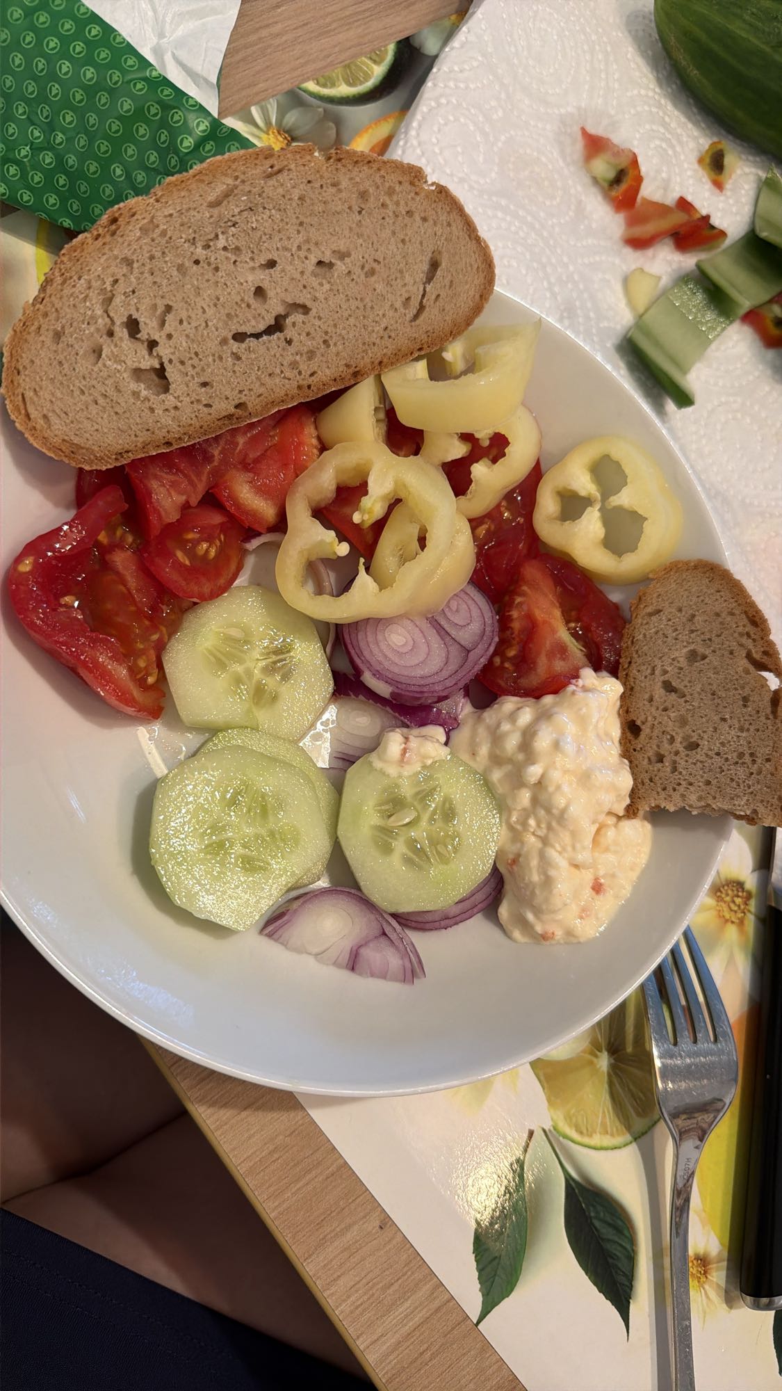 Gemüseteller mit Brot