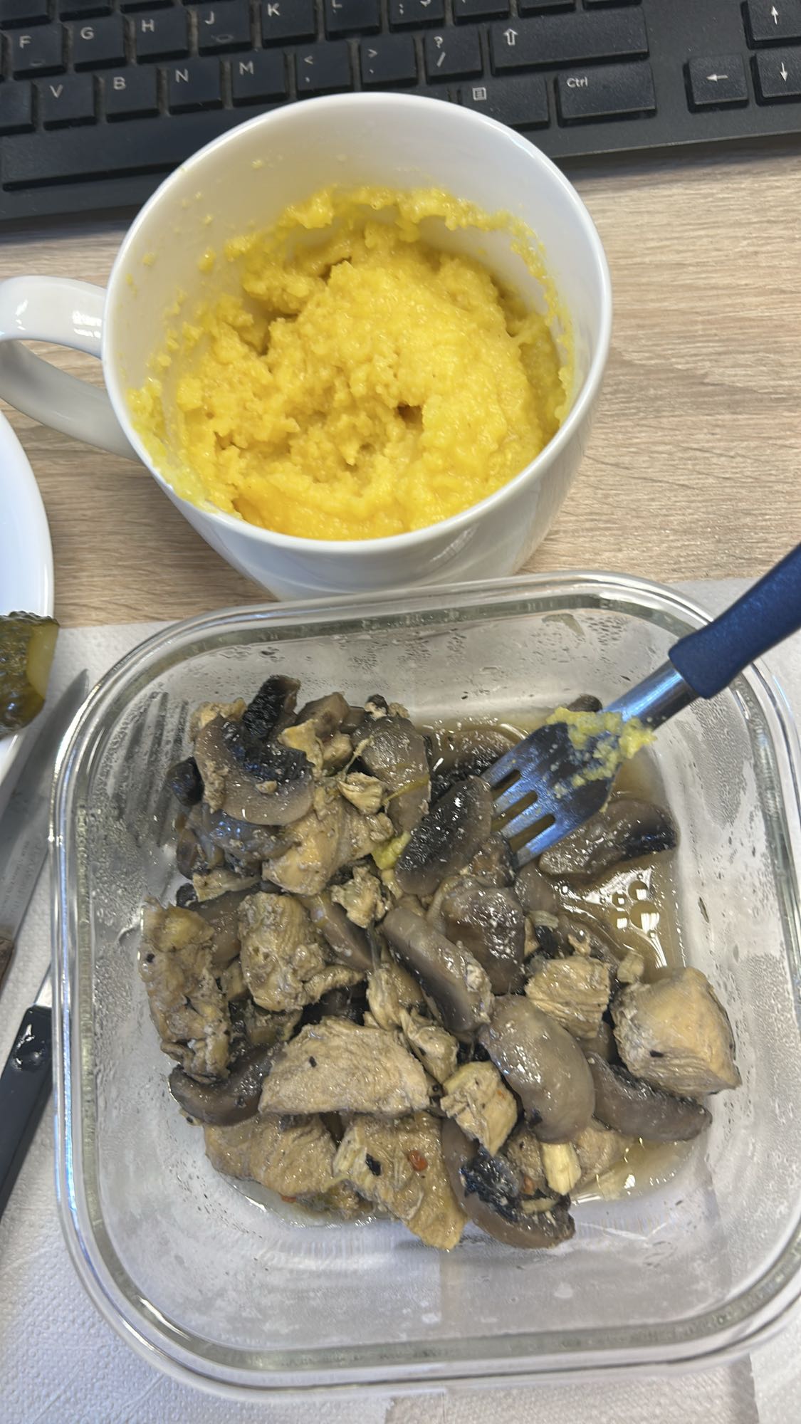 Pui cu ciuperci si mamaliga