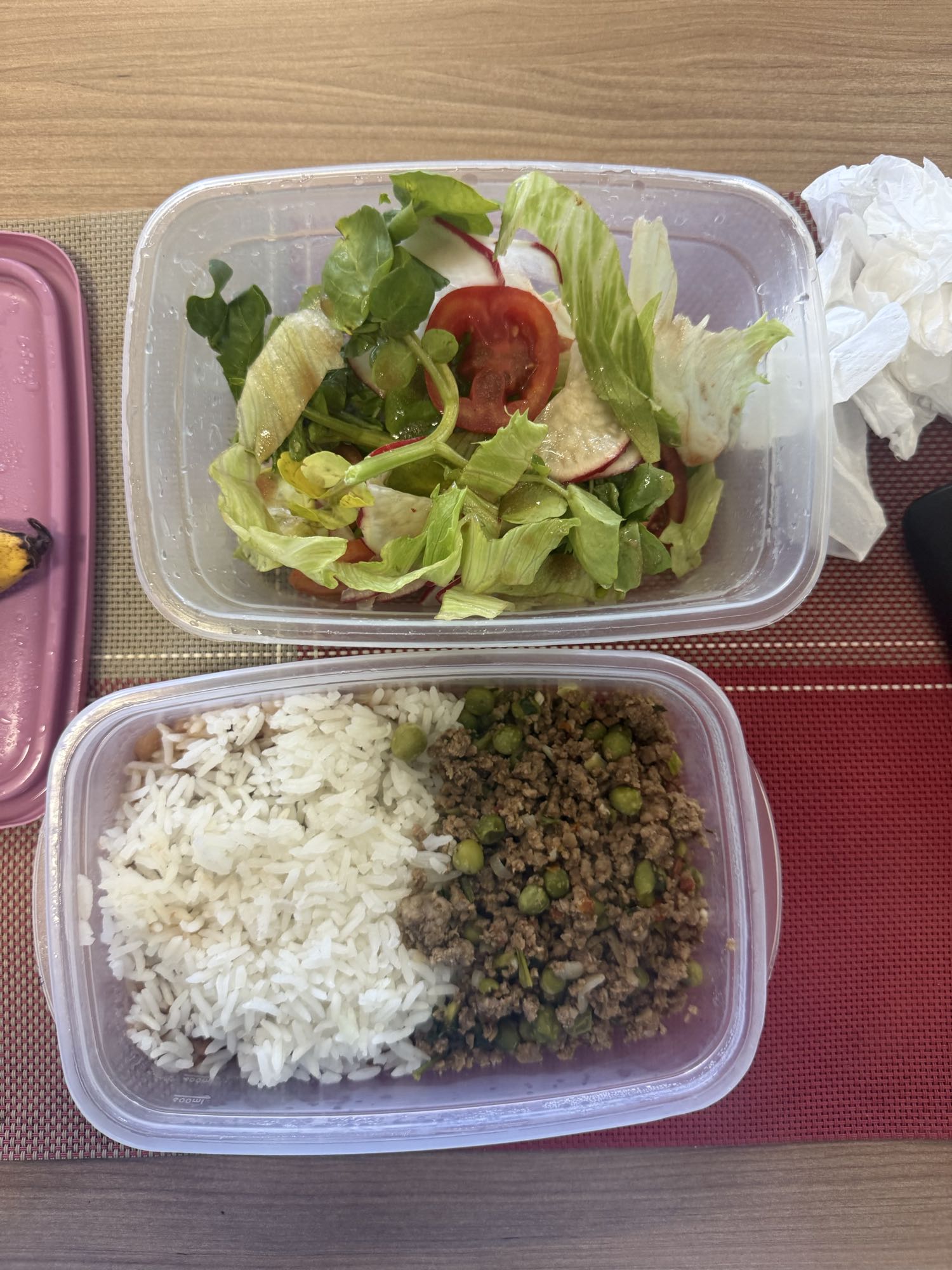 Arroz com carne e salada