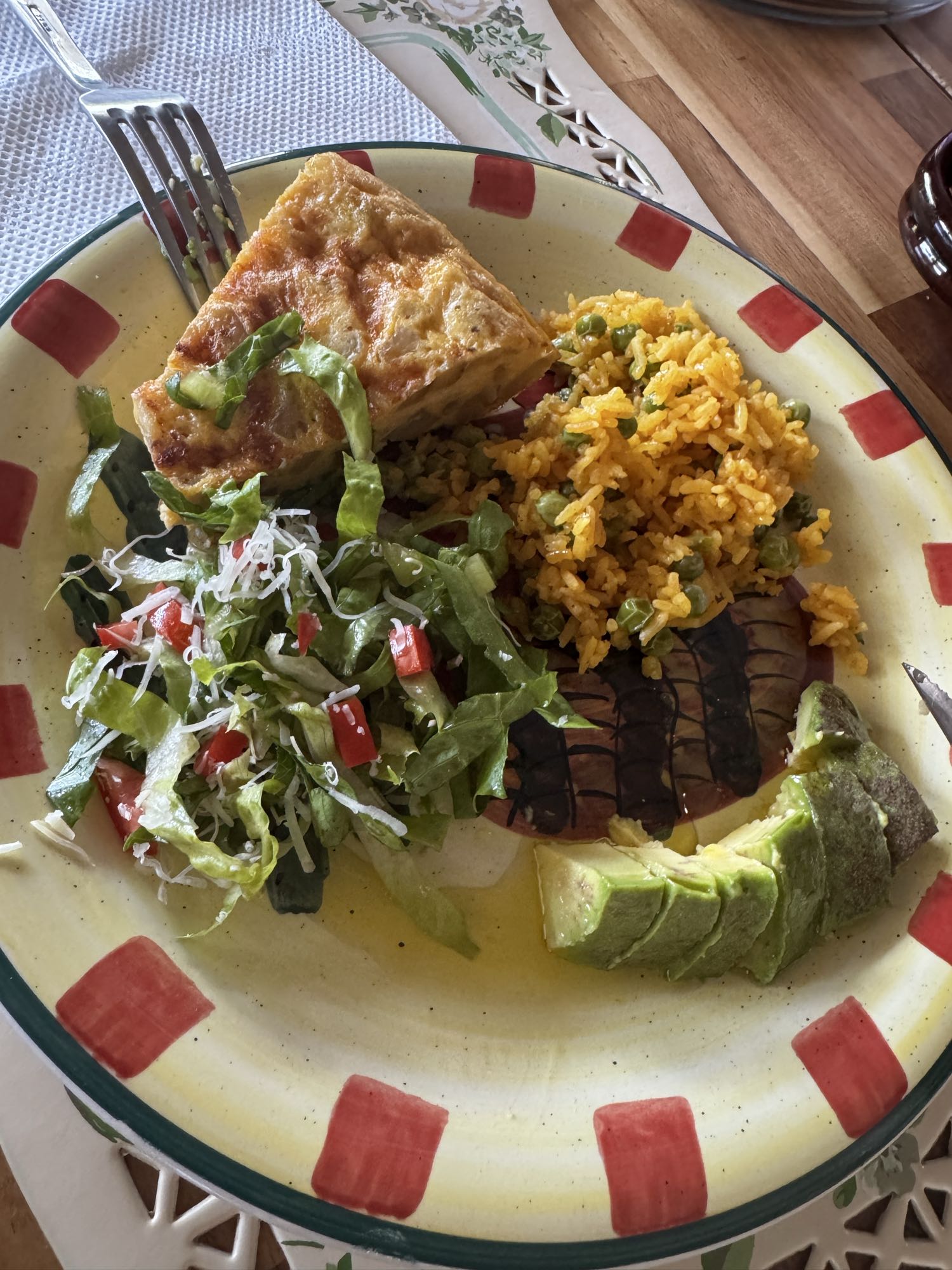 quiche con arroz y ensalada