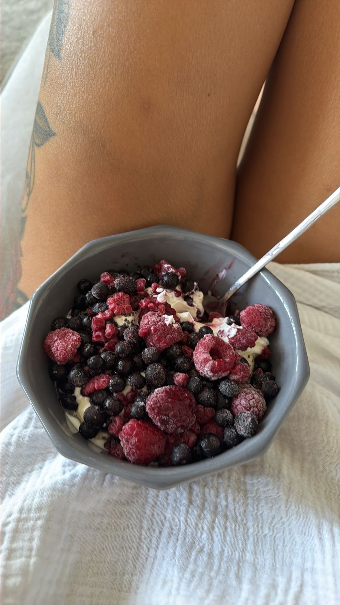 Yoghurt med frysta bär