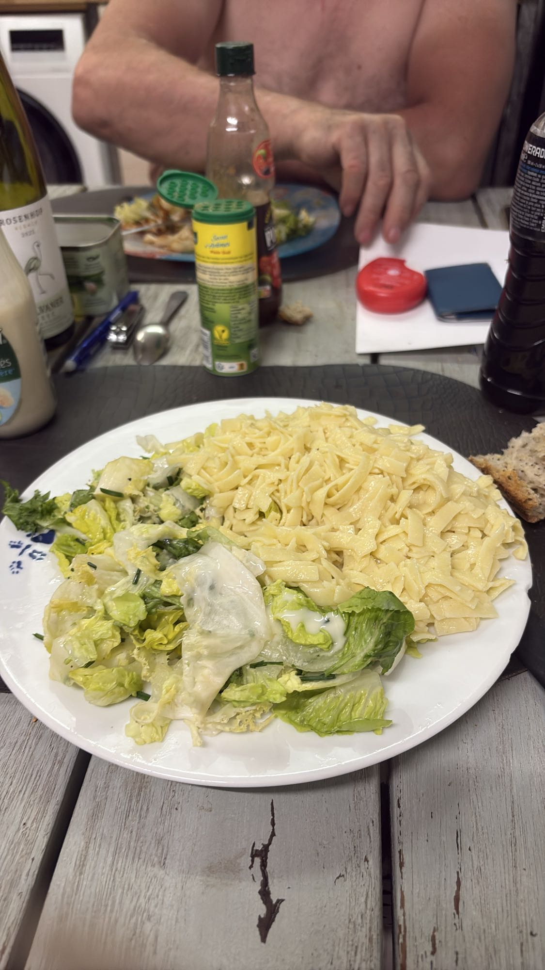 Pâtes au beurre et salade