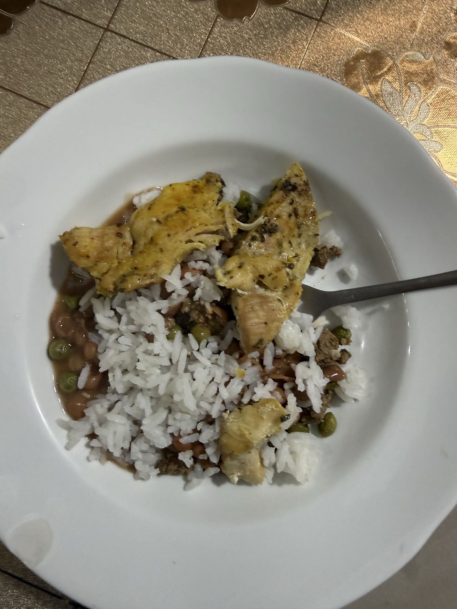 Arroz com feijão e frango