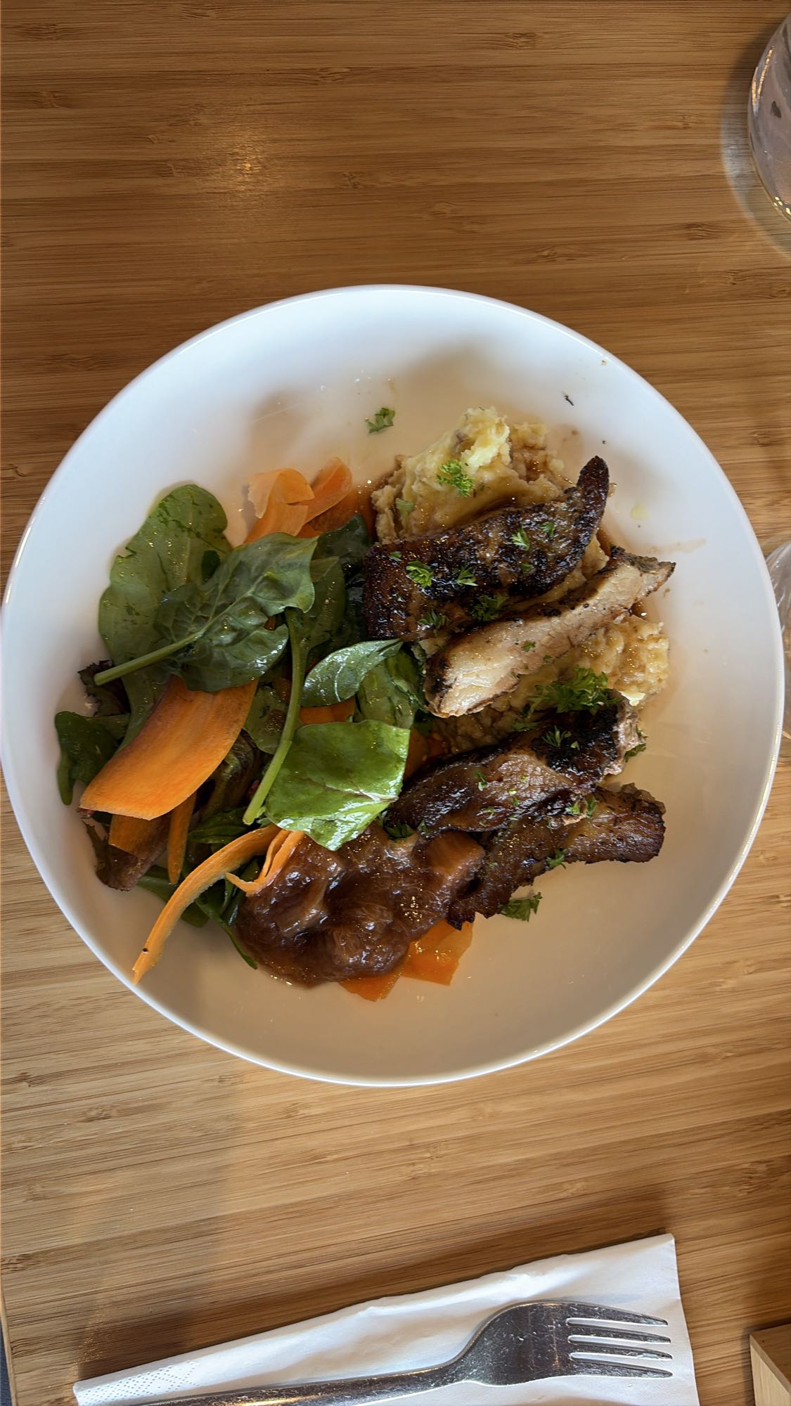 Fläsk med mos och sallad