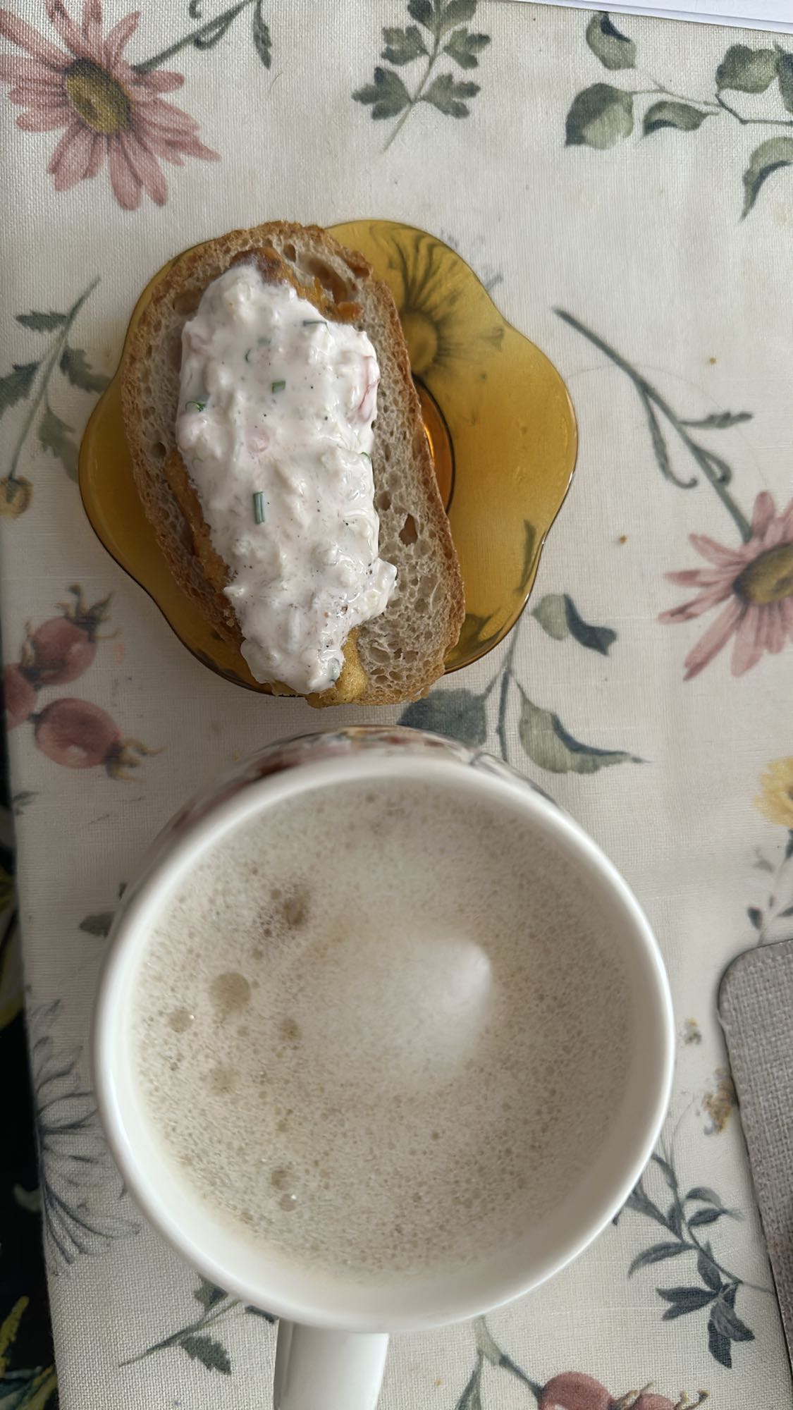 Kanapka z pasta i kawa