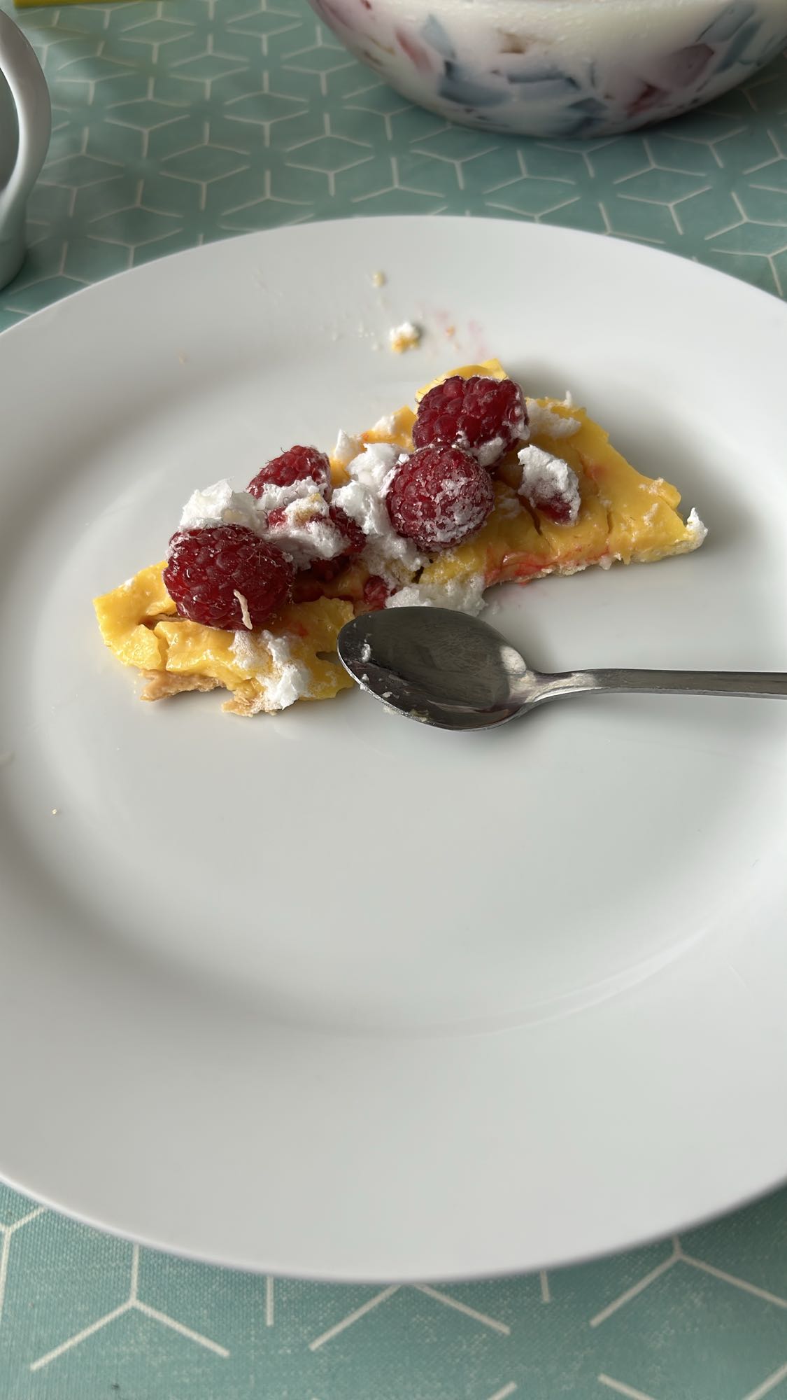 Кусочек десерта с малиной