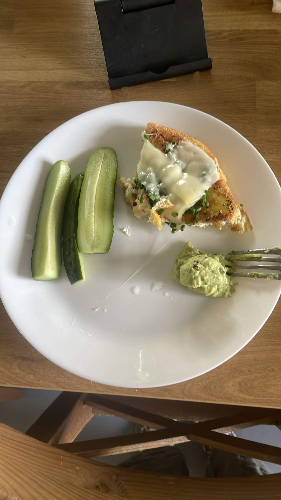 Frittata z ziemniakami, fetą i goudą z ogórkiem oraz sosem z awokado i skyru