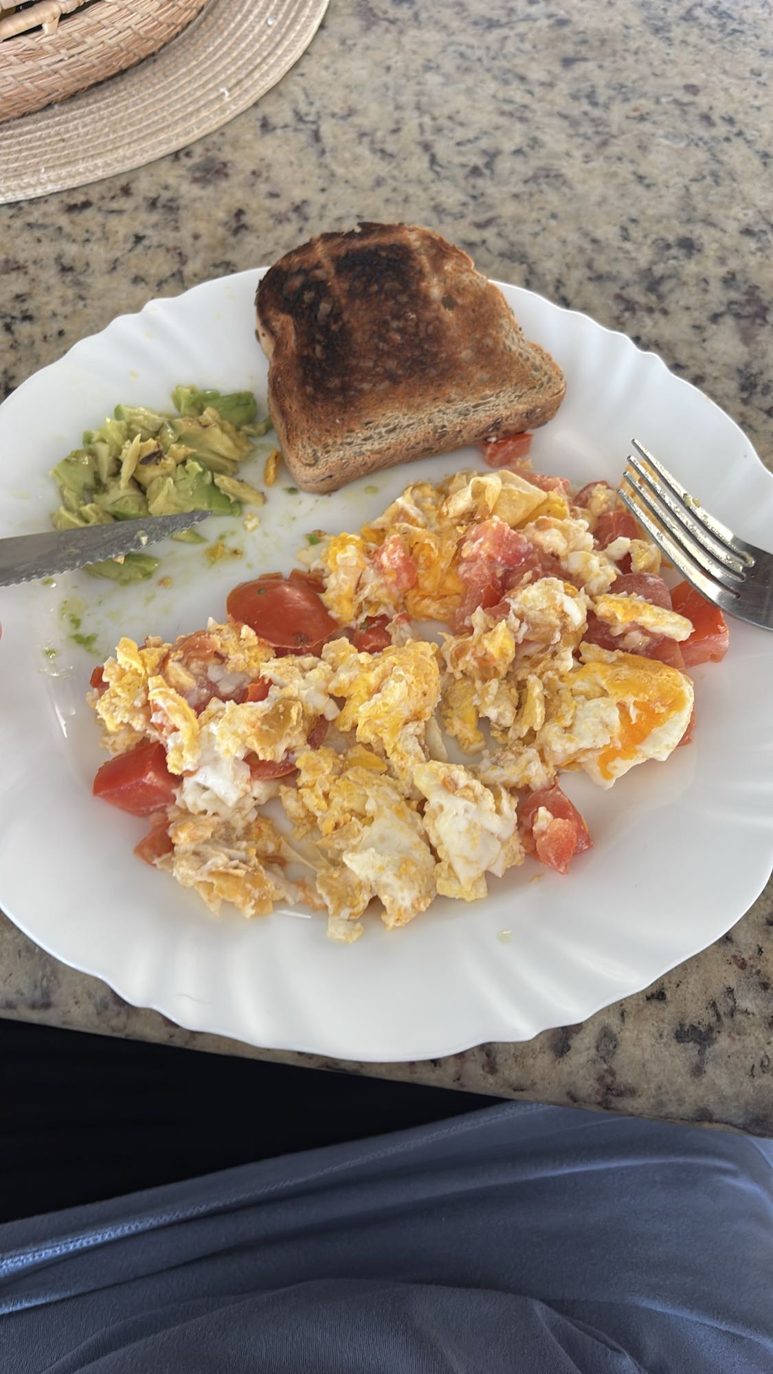 huevos con tomate y tostada