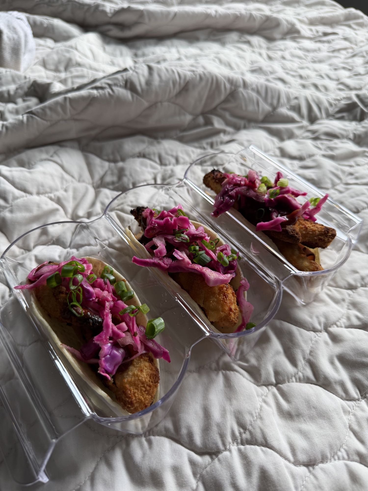 tacos de pollo apanado en airfryer con repollo encurtido y barbacoa