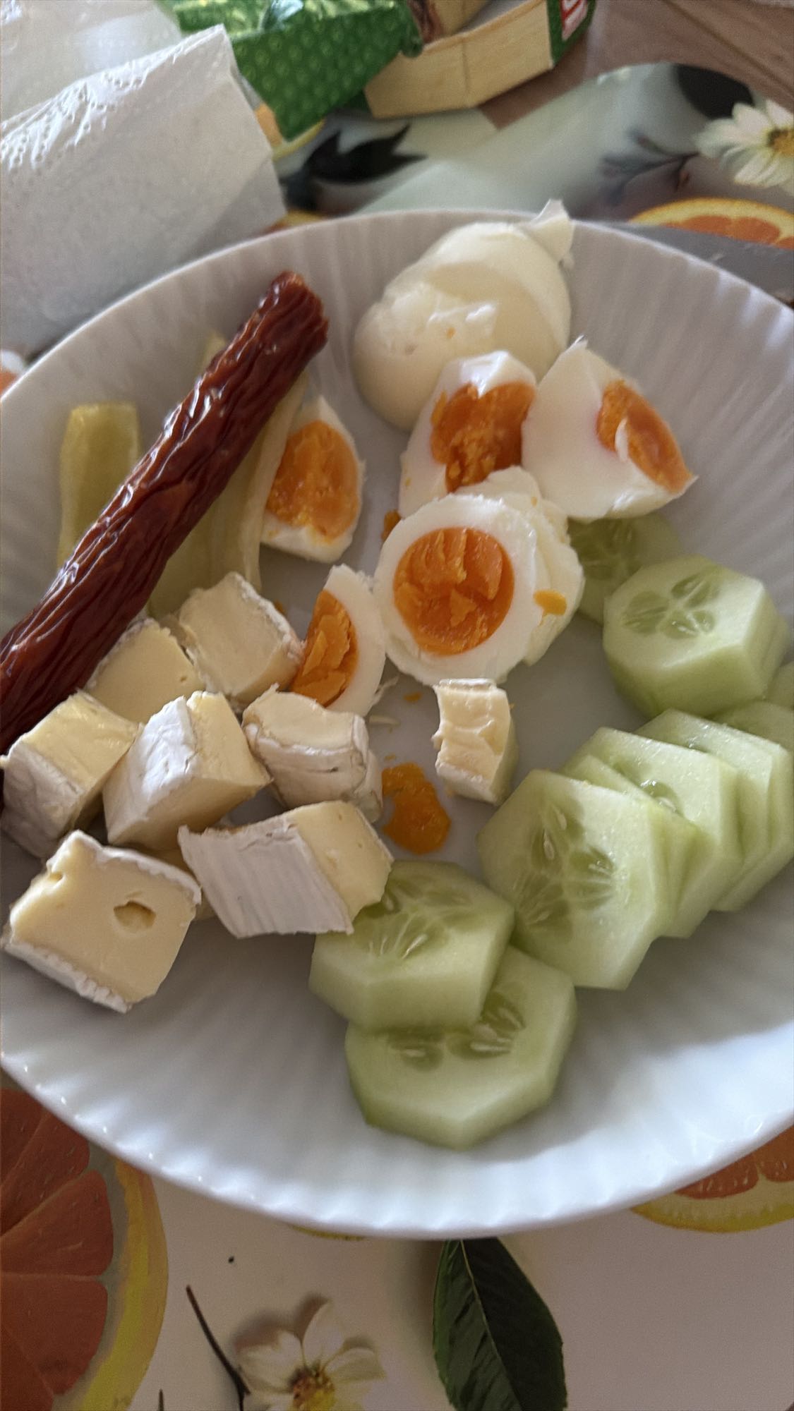 Eier mit Käse und Gurke