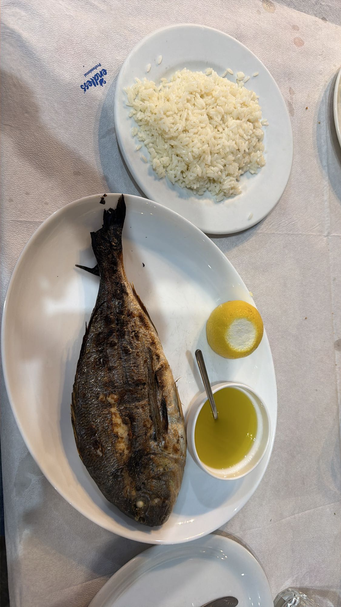 Pesce grigliato e riso