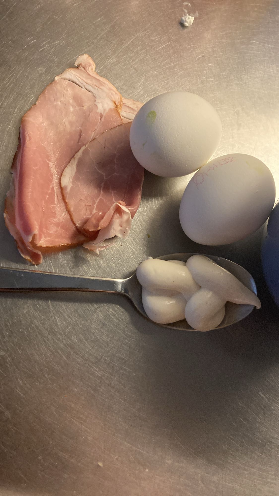 Ägg med skinka och majonnäs
